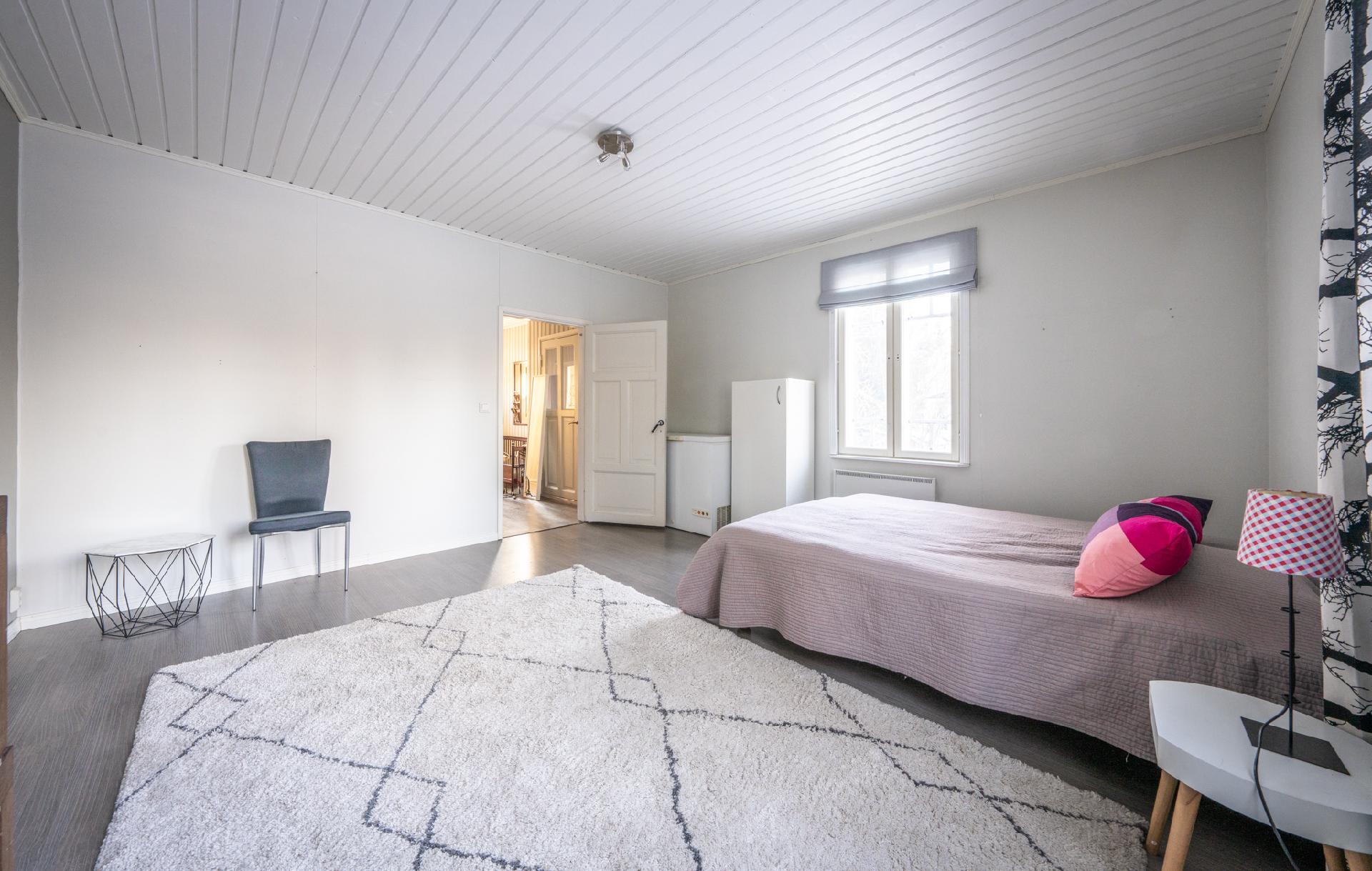 Alakerran makuuhuone