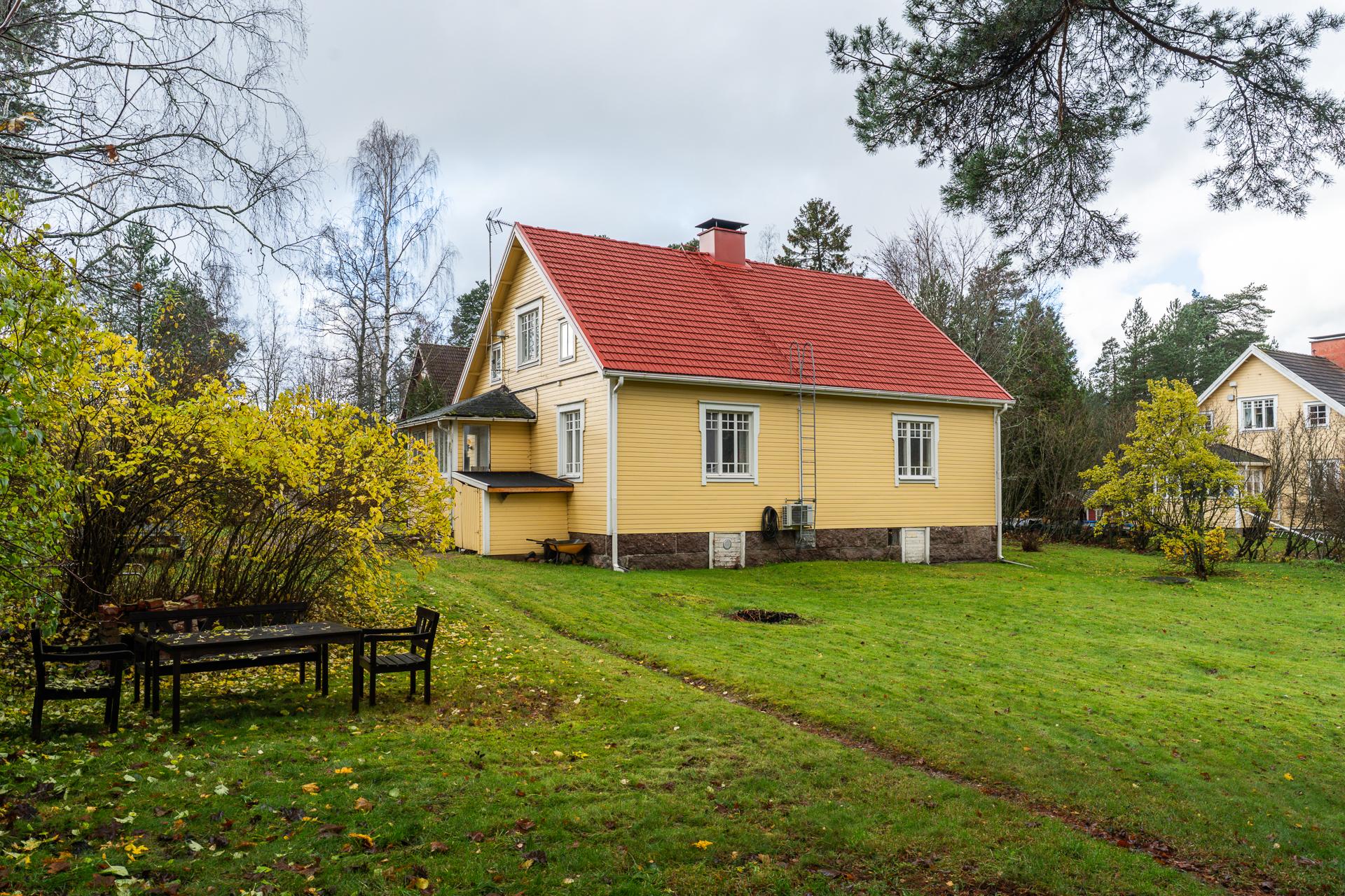 Julkisivu oleskelupihan suuntaan