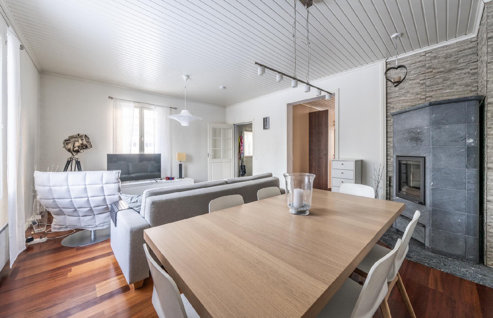 Ruokailutila, olohuone, takka