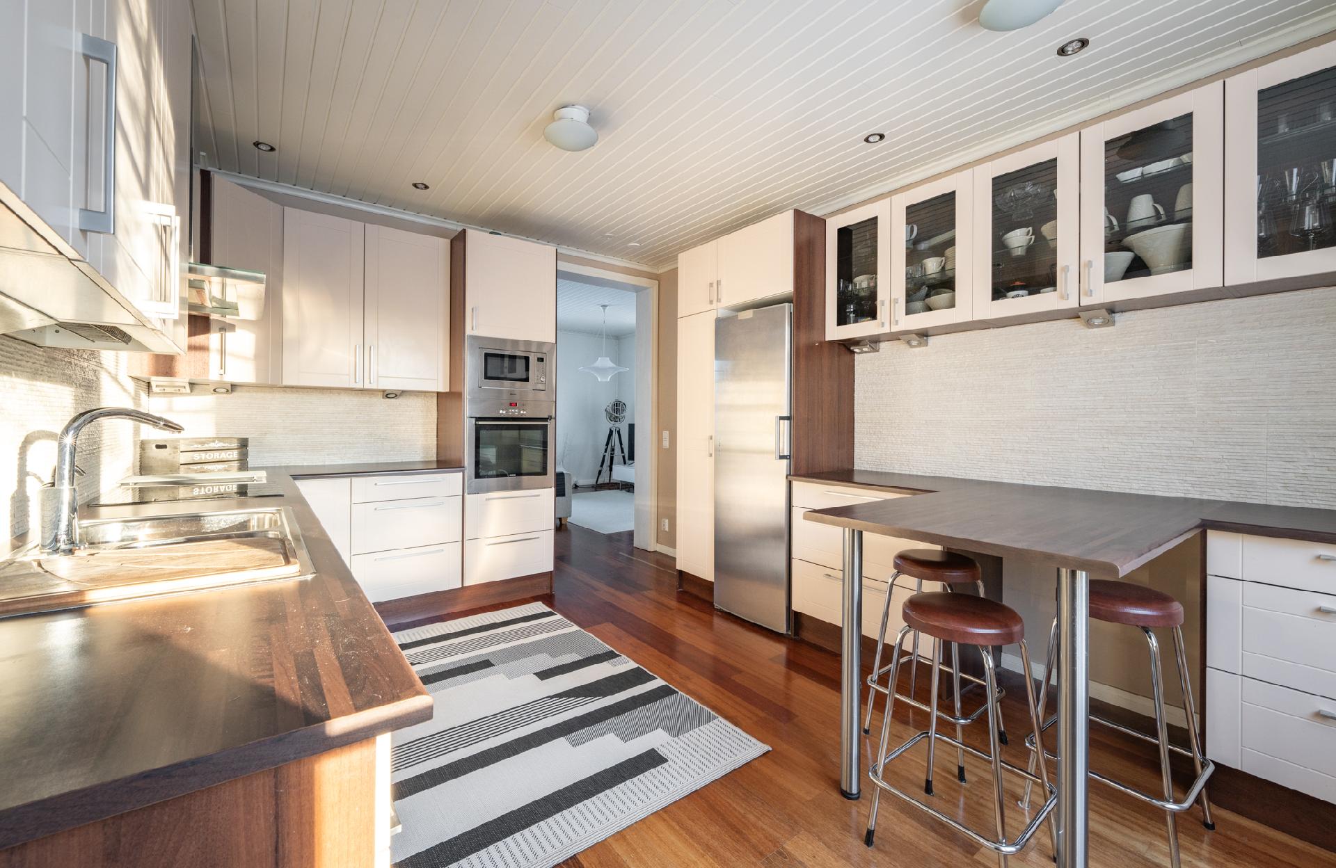 Keittiö, näkymä olohuoneen suuntaan