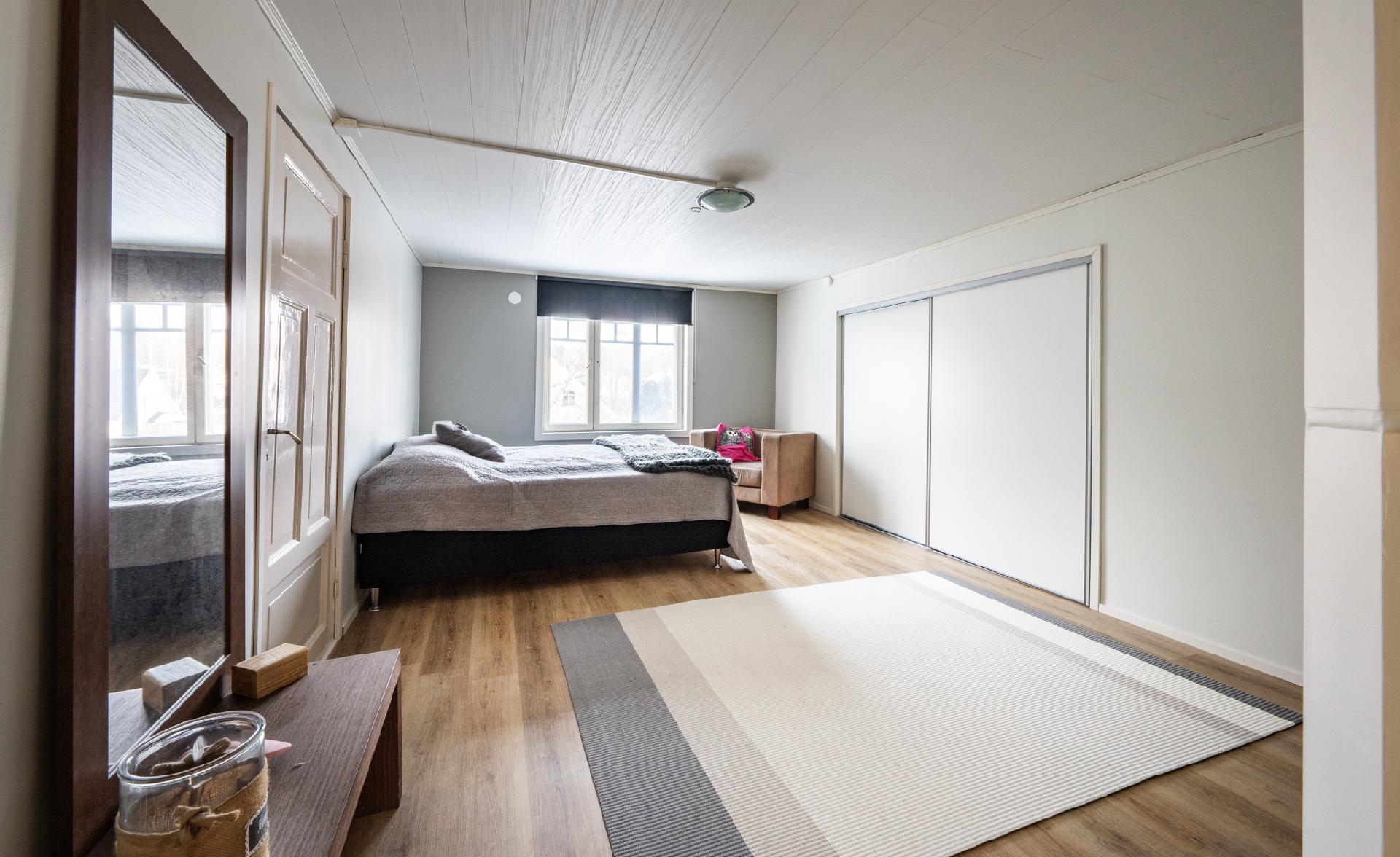 Päämakuuhuone, vaatekaapistot liukuovilla