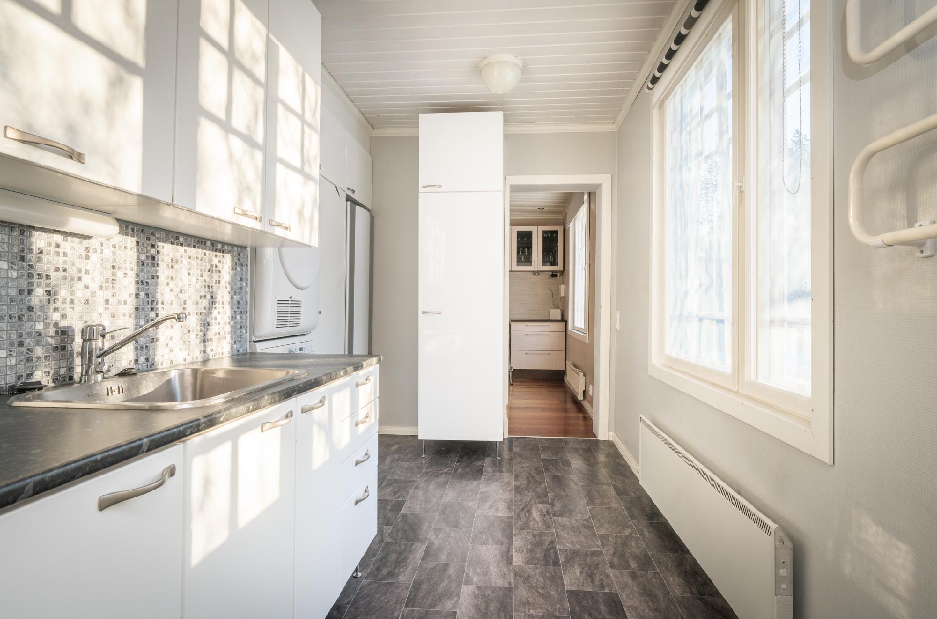 Kodinhoitohuone, näkymä keittiön suuntaan