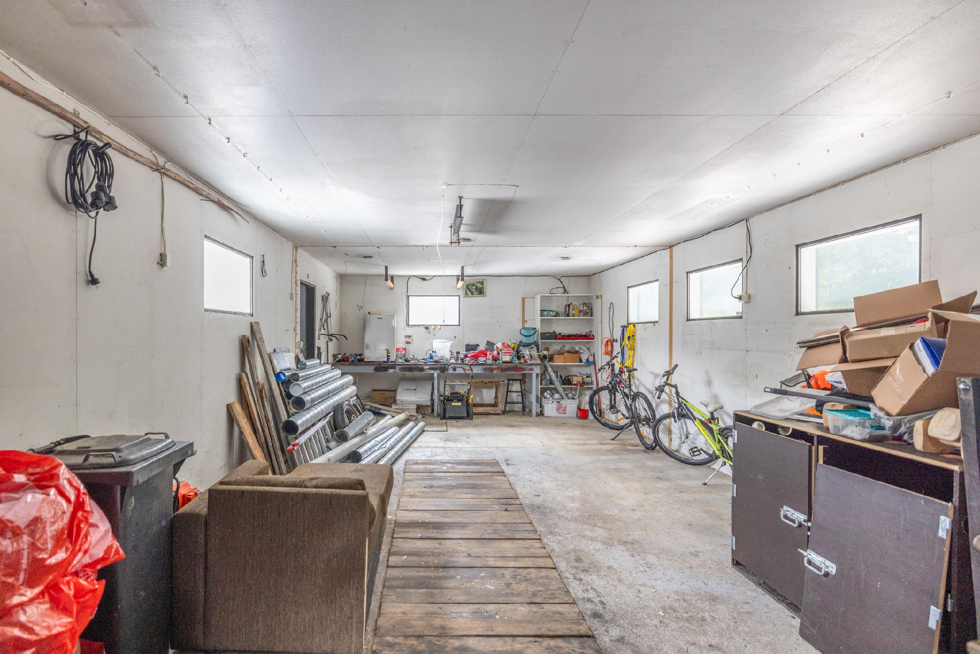 autotallissa ponni ja kellaritila