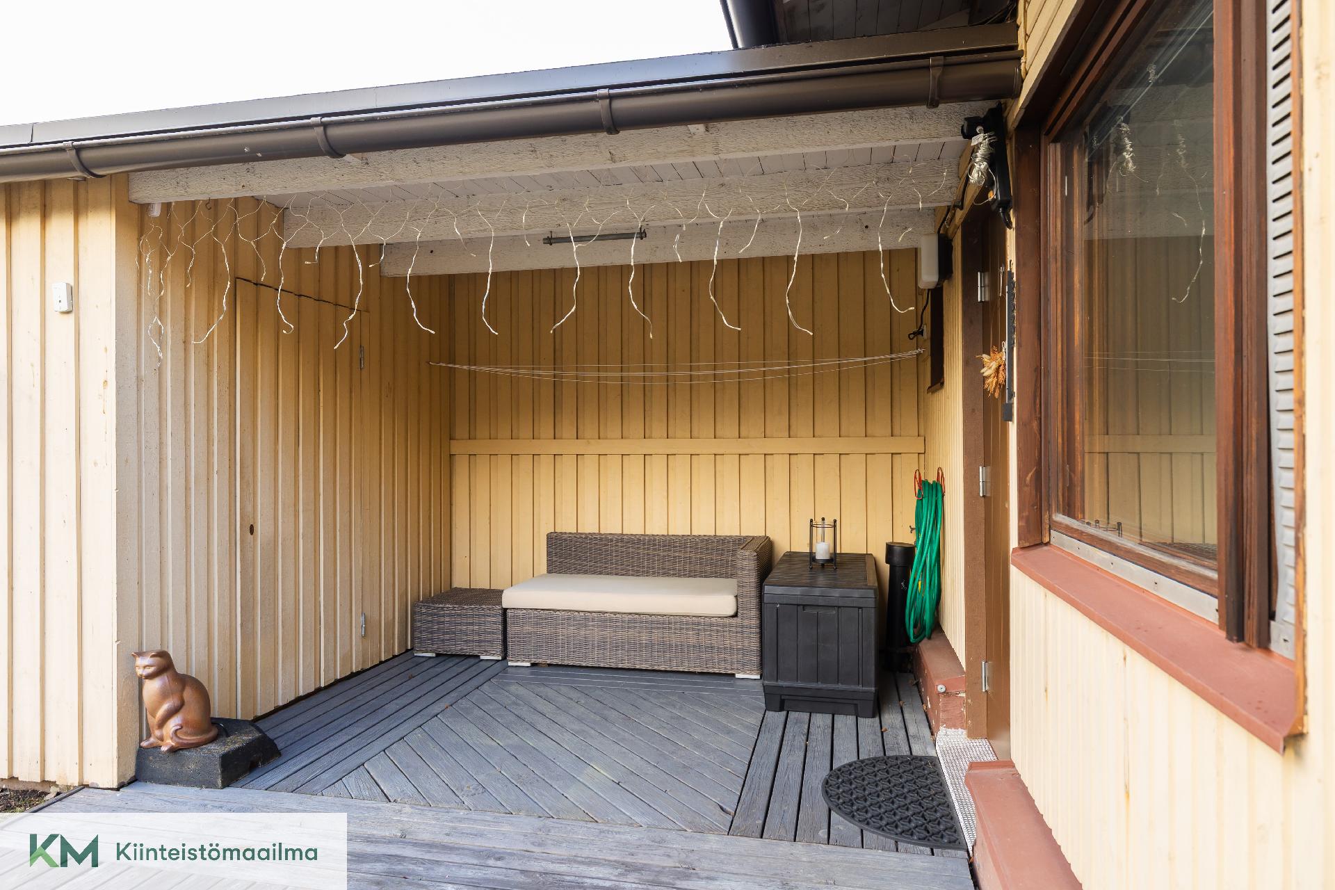 Katettu osa terassia, jonka yhteydessä ulkovarasto