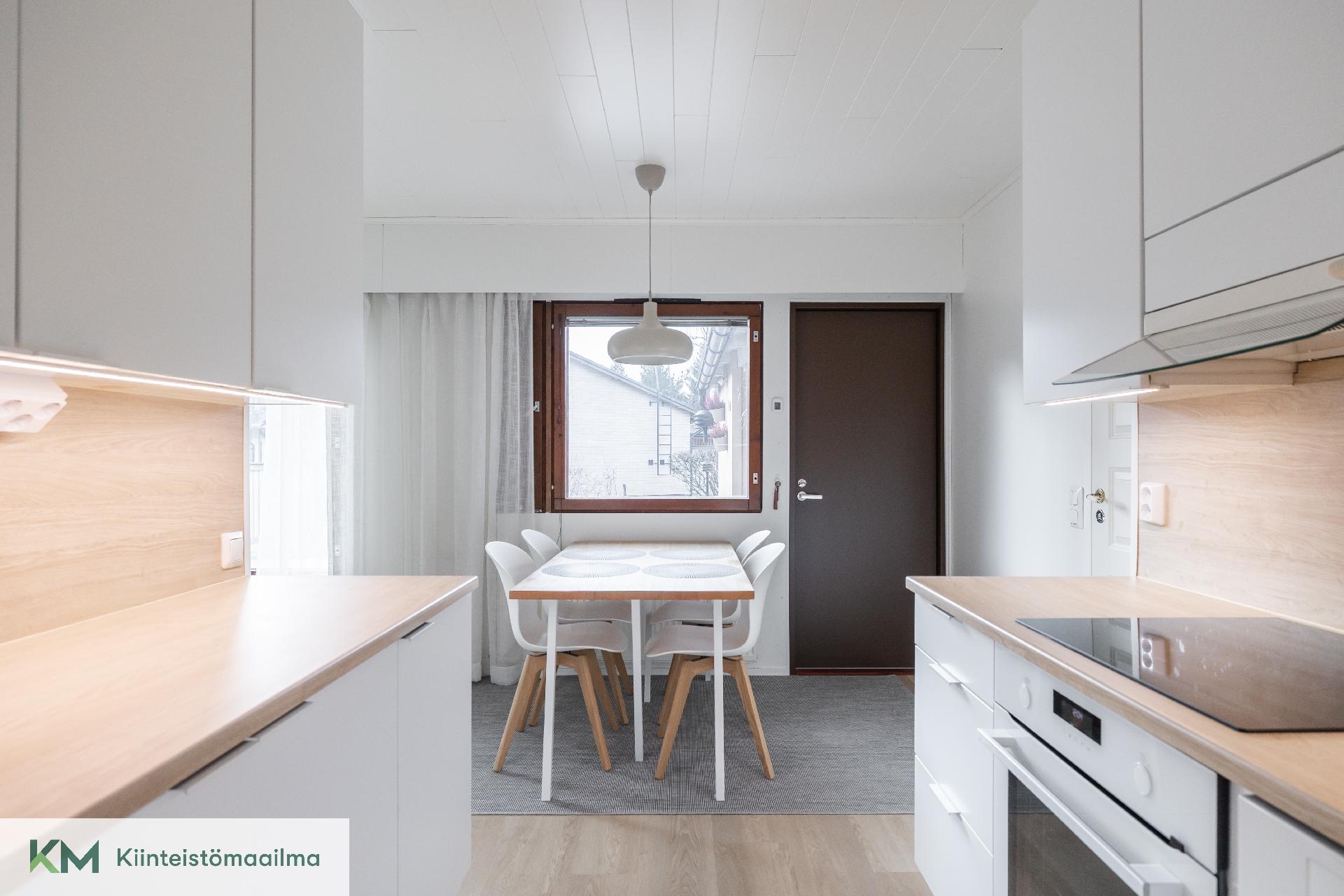 Ruokailutilasta kulku terassille ja takapihalle