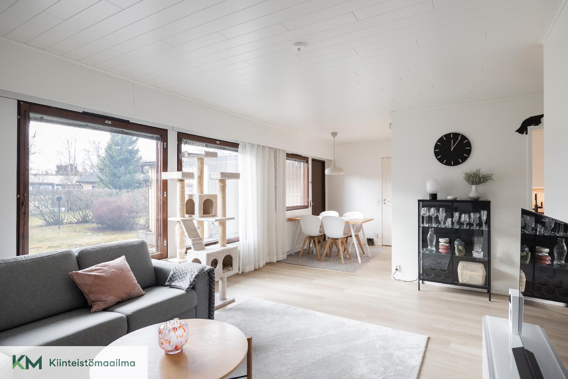 Suuret ikkunat tekevät asunnosta ihanan valoisan