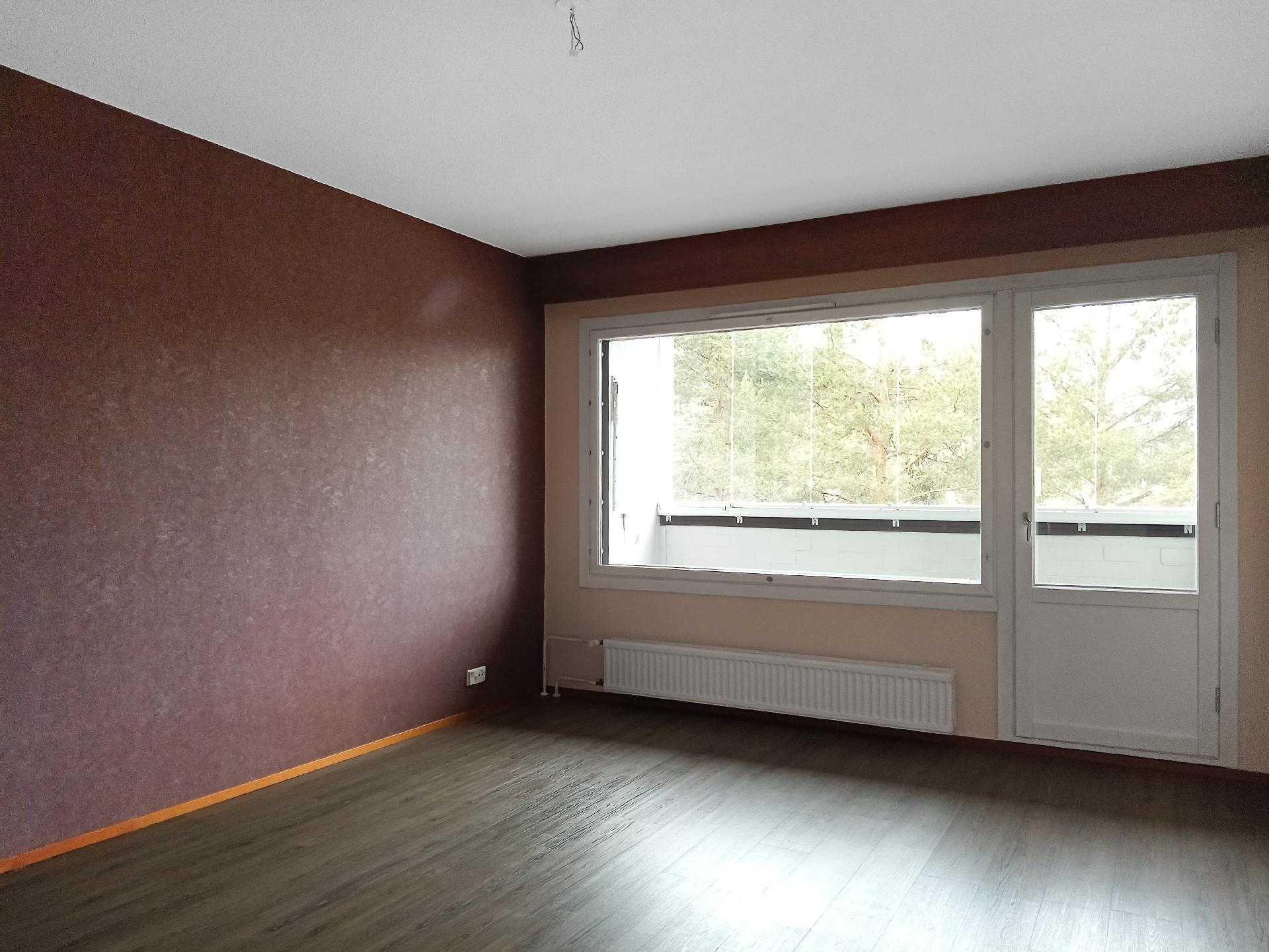 Olohuoneesta kulku parvekkeelle