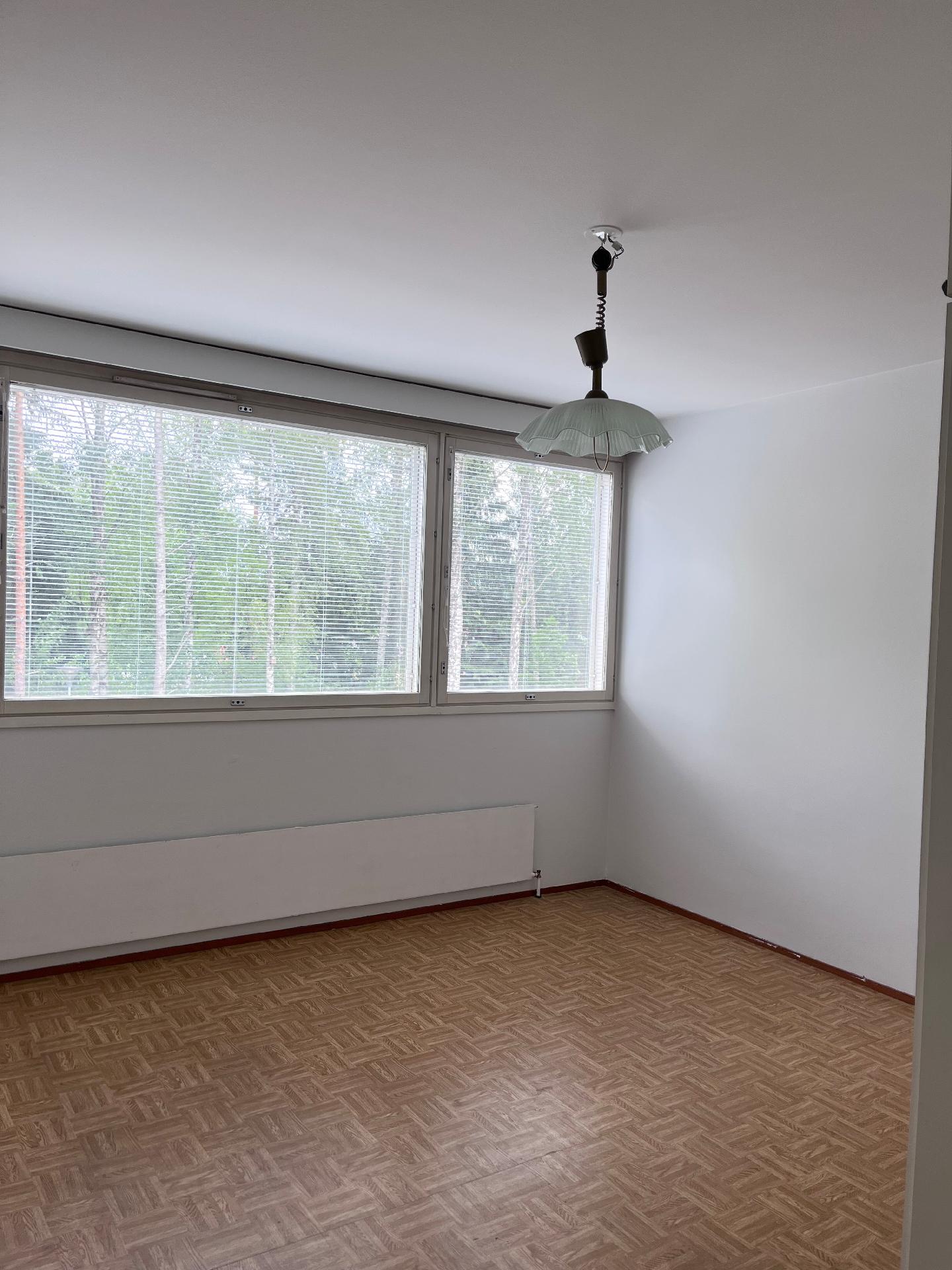 makkarin seinät ja katto maalattu