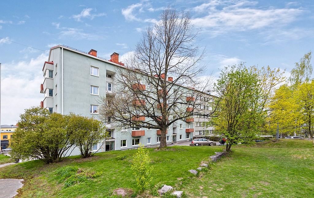 Asunnon ikkunat ja näkymät sisäpihalle