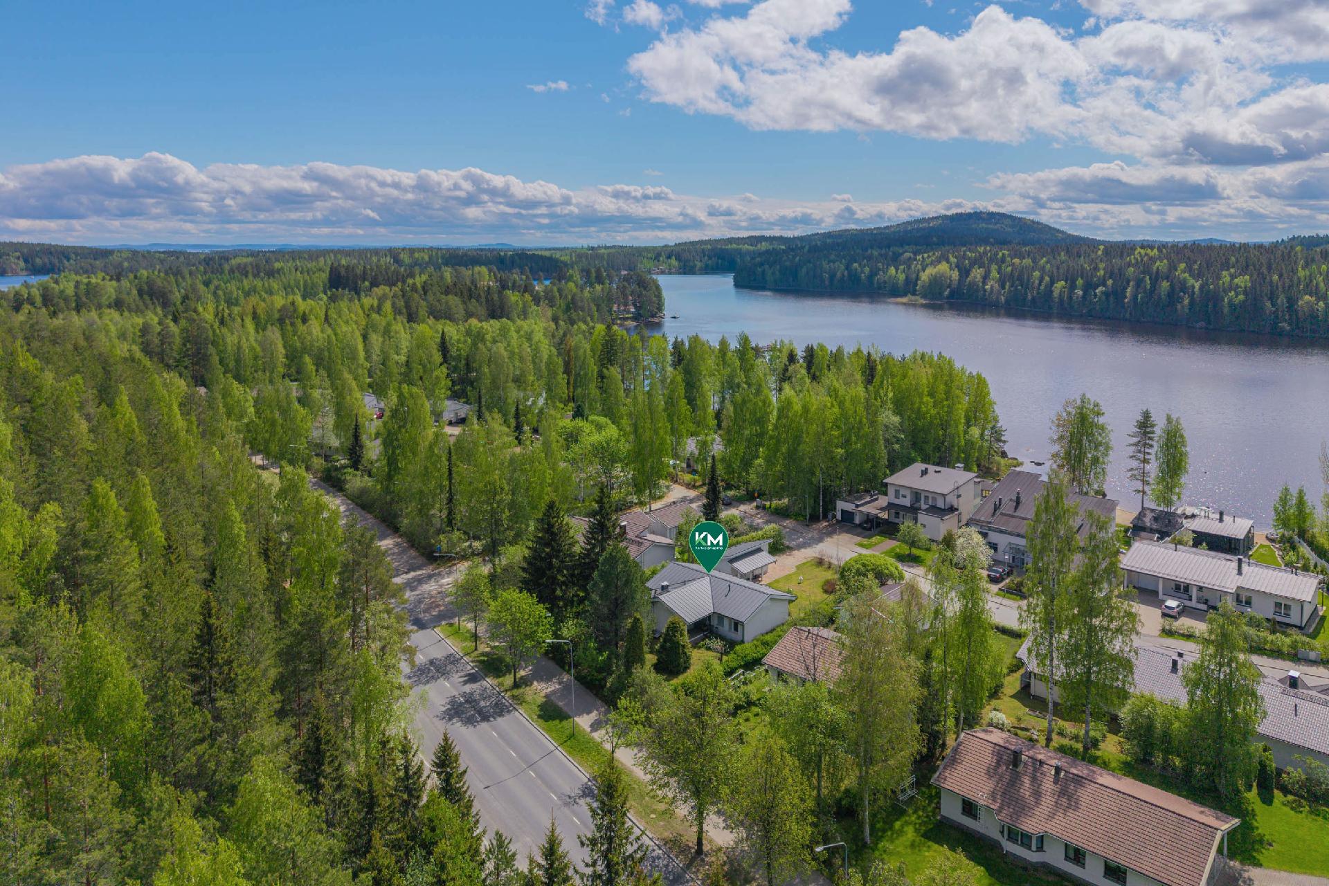 Rannassa kulkevat lenkkipolut vieressä