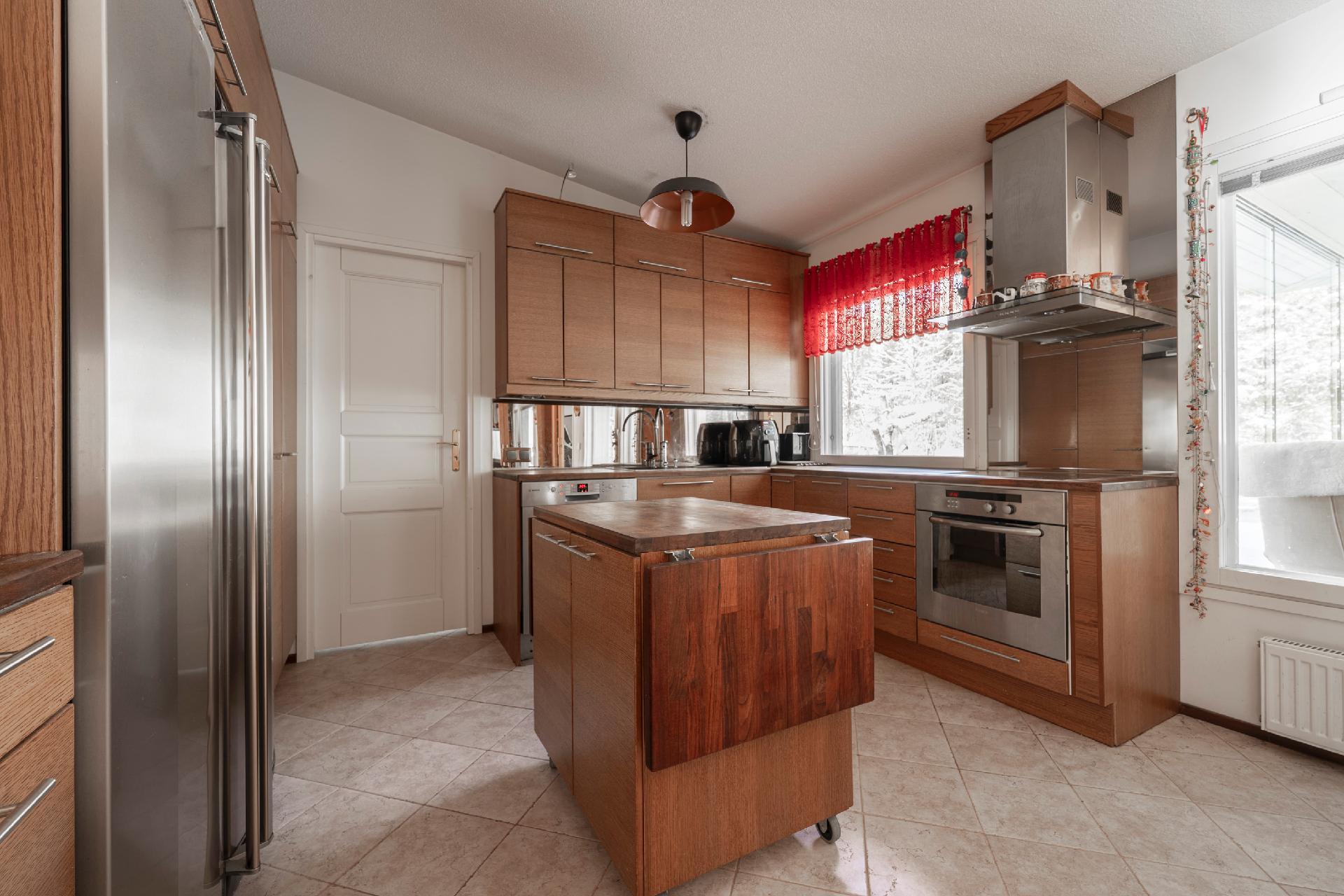 Keittiössä liikuteltava saareke