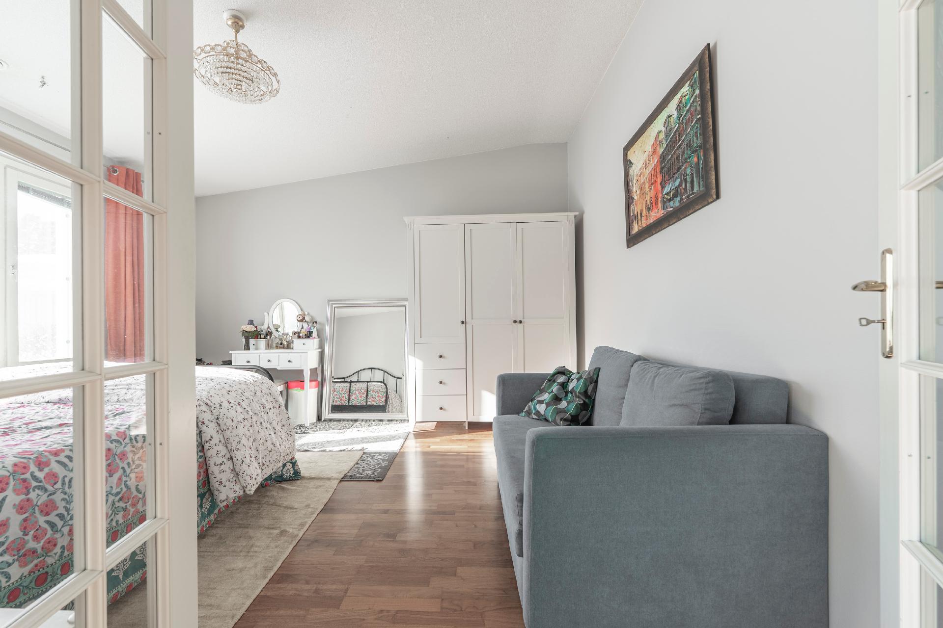 Iso kirjasto/työhuone, soveltuu myös makuuhuoneeksi