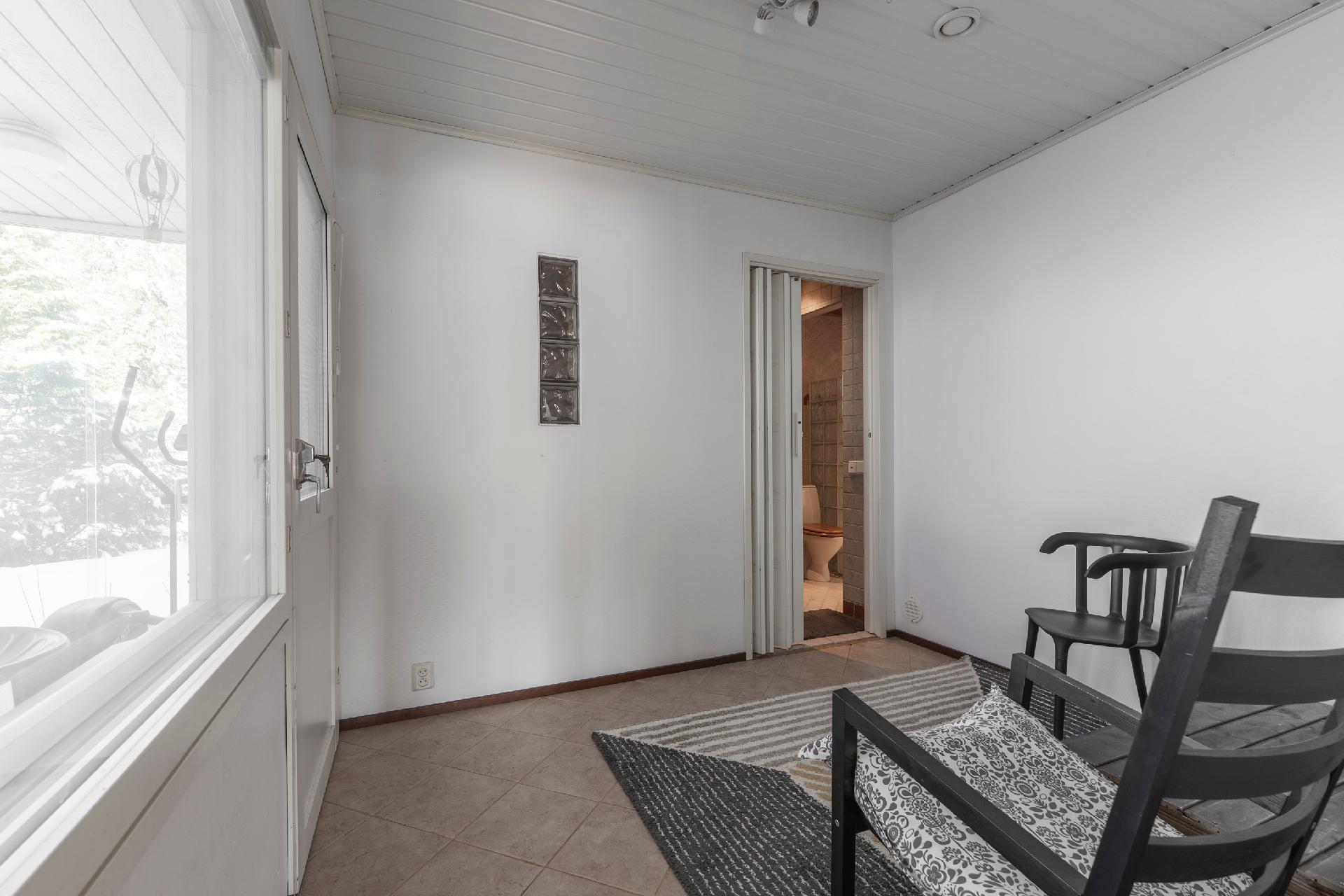 Pukuhuone/kuntoiluhuone, josta käynti terassille