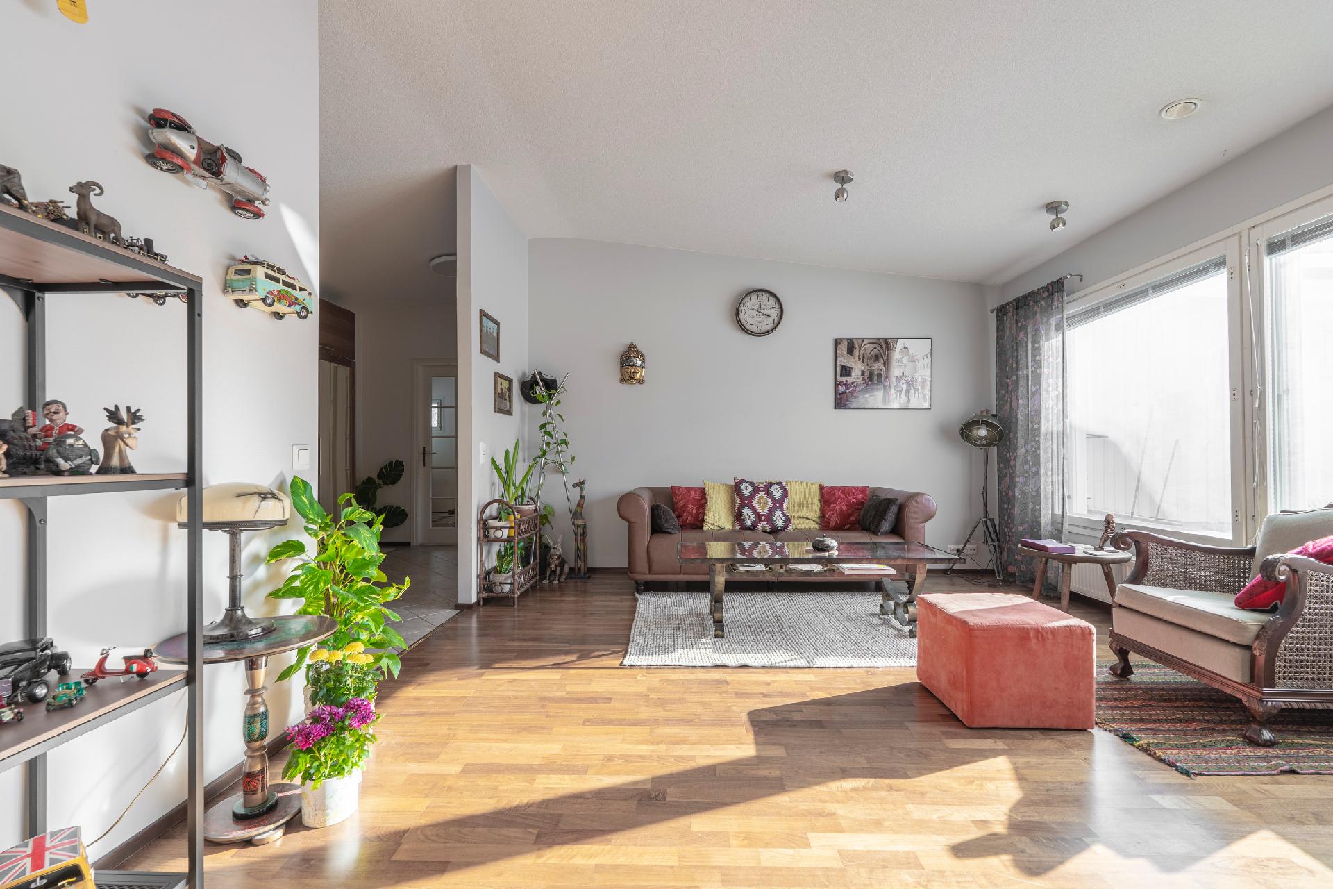 Olohuone on todella valoisa