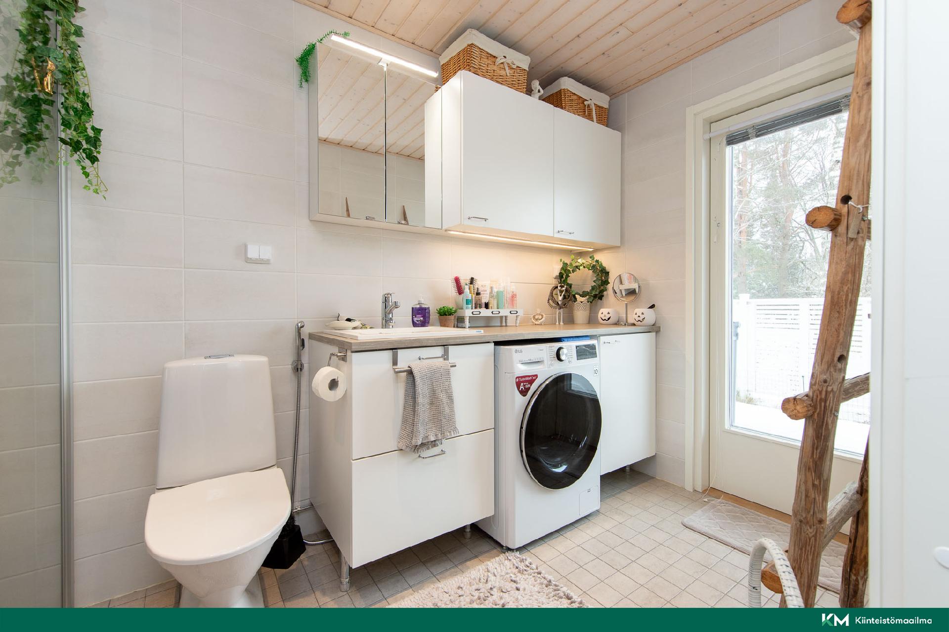 Kylpyhuone josta käynti pihalle