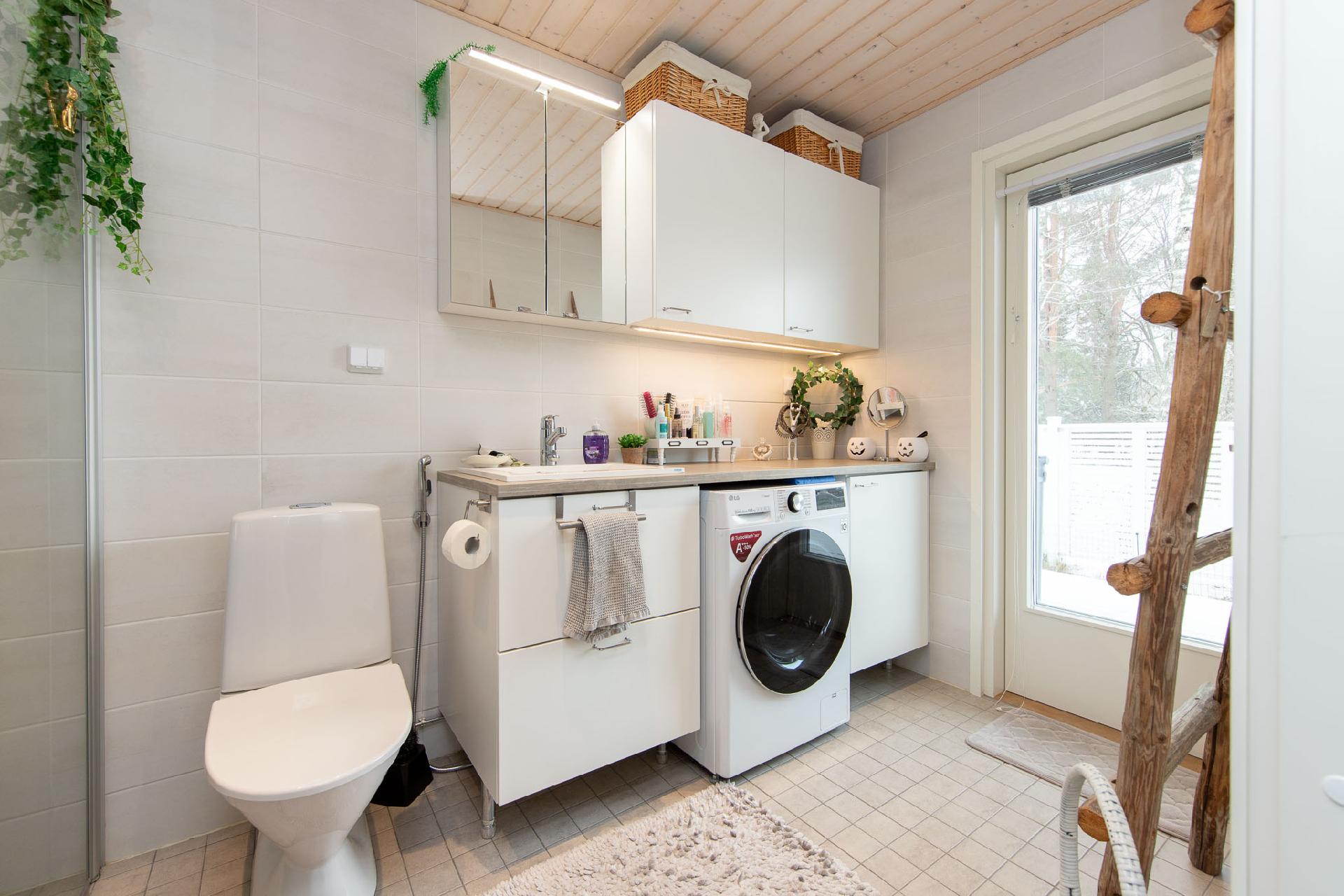 Kylpyhuone josta käynti pihalle