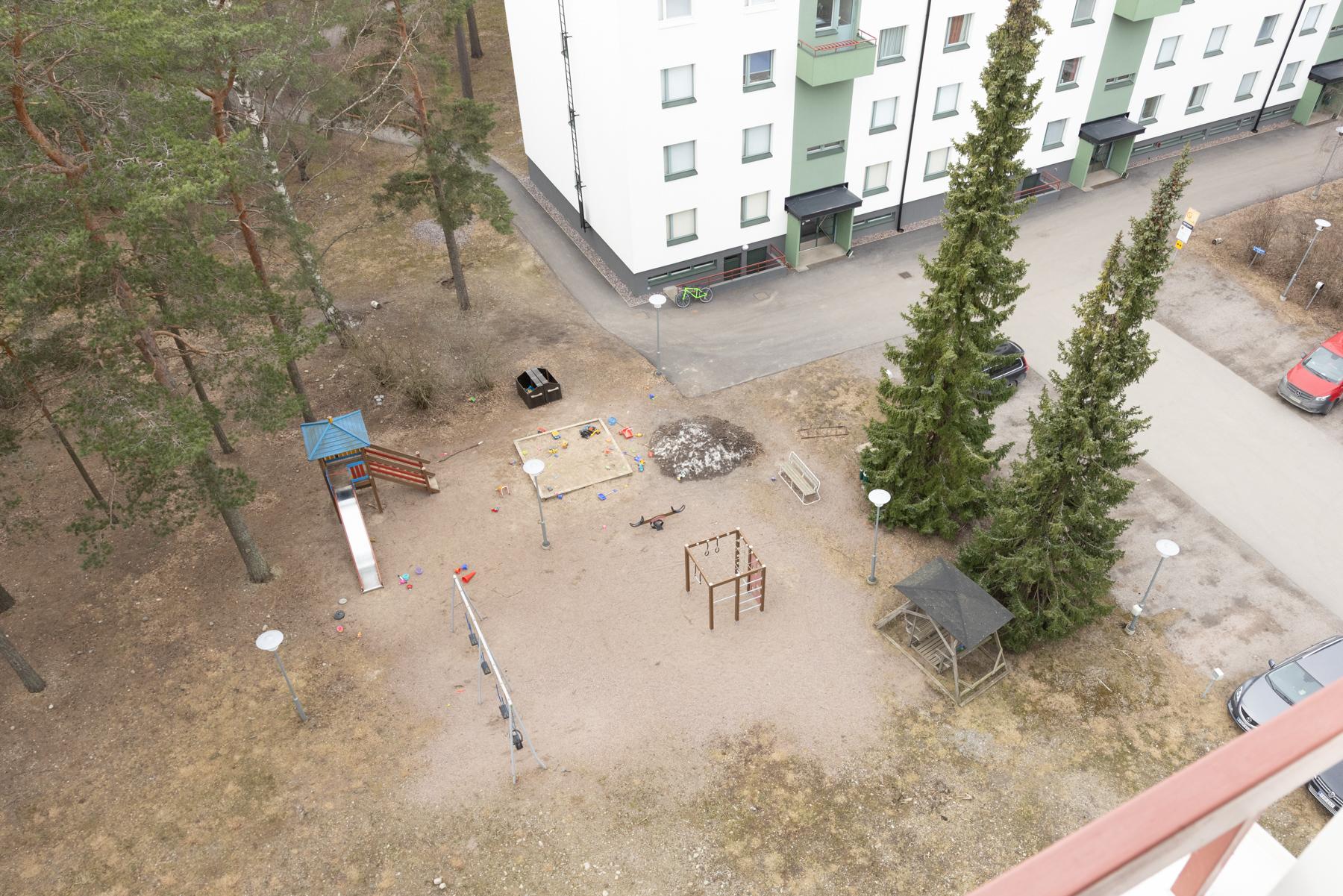 Näkymä parvekkeelta takapihan leikkipaikalle