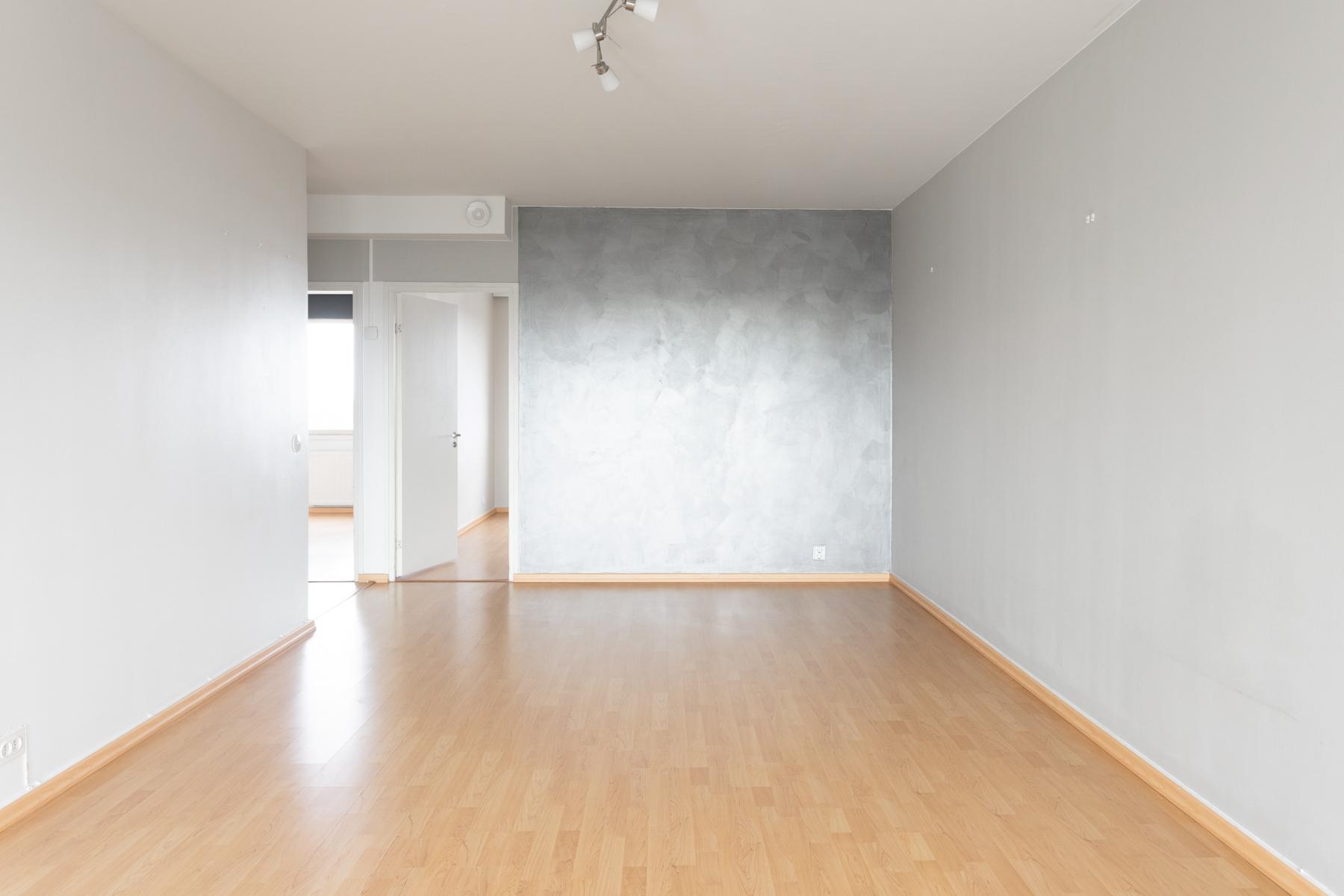 Olohuone parvekeseinältä kuvattuna