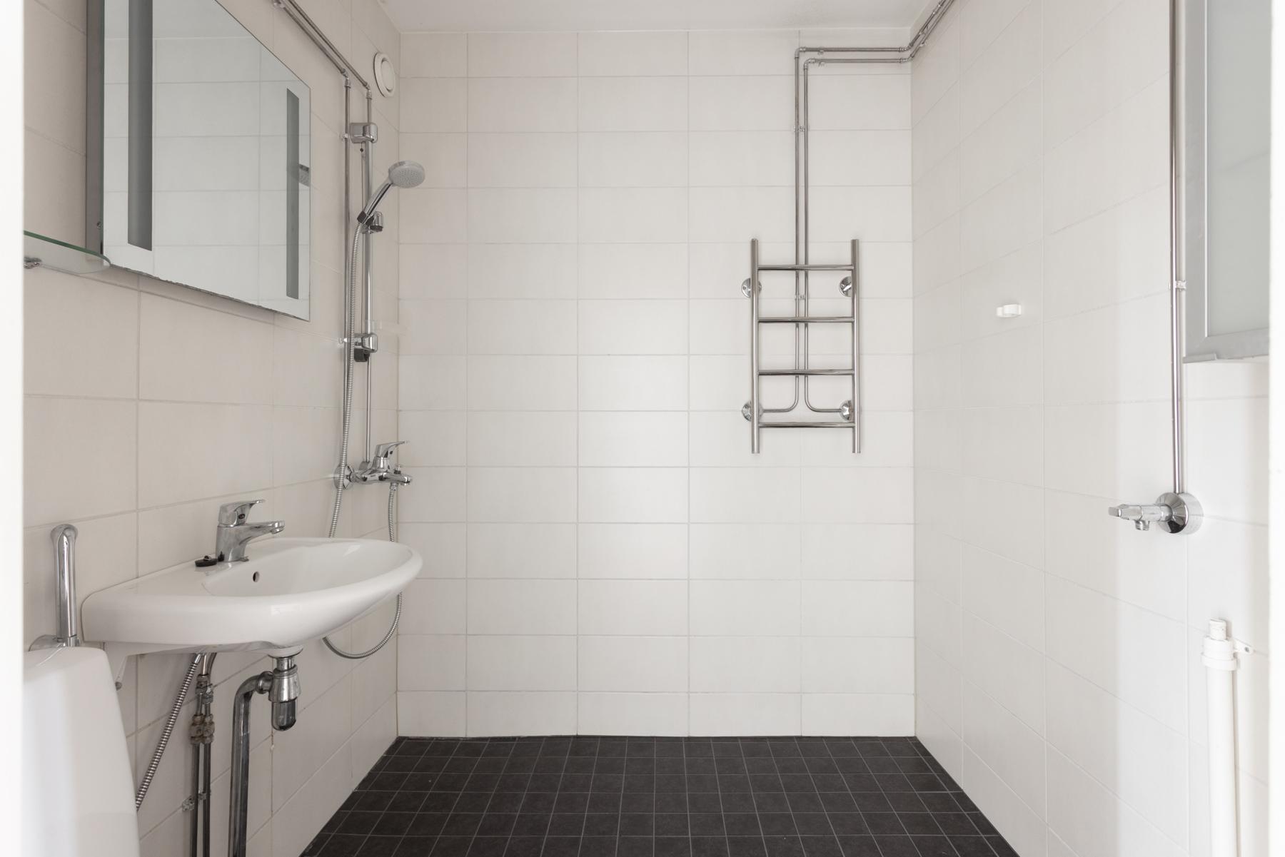 Kylpyhuone uusittu v.2013 putkiremontin yhteydessä