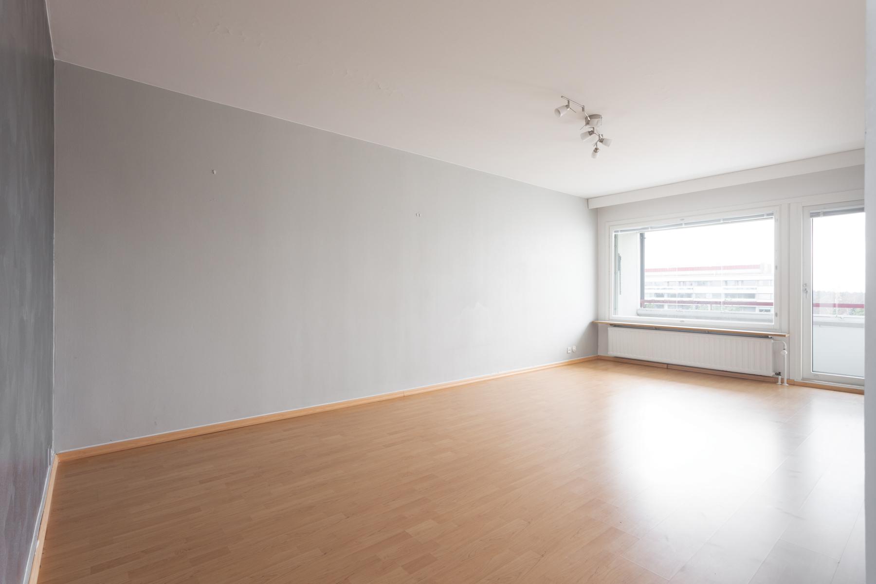 Iso valoisa olohuone