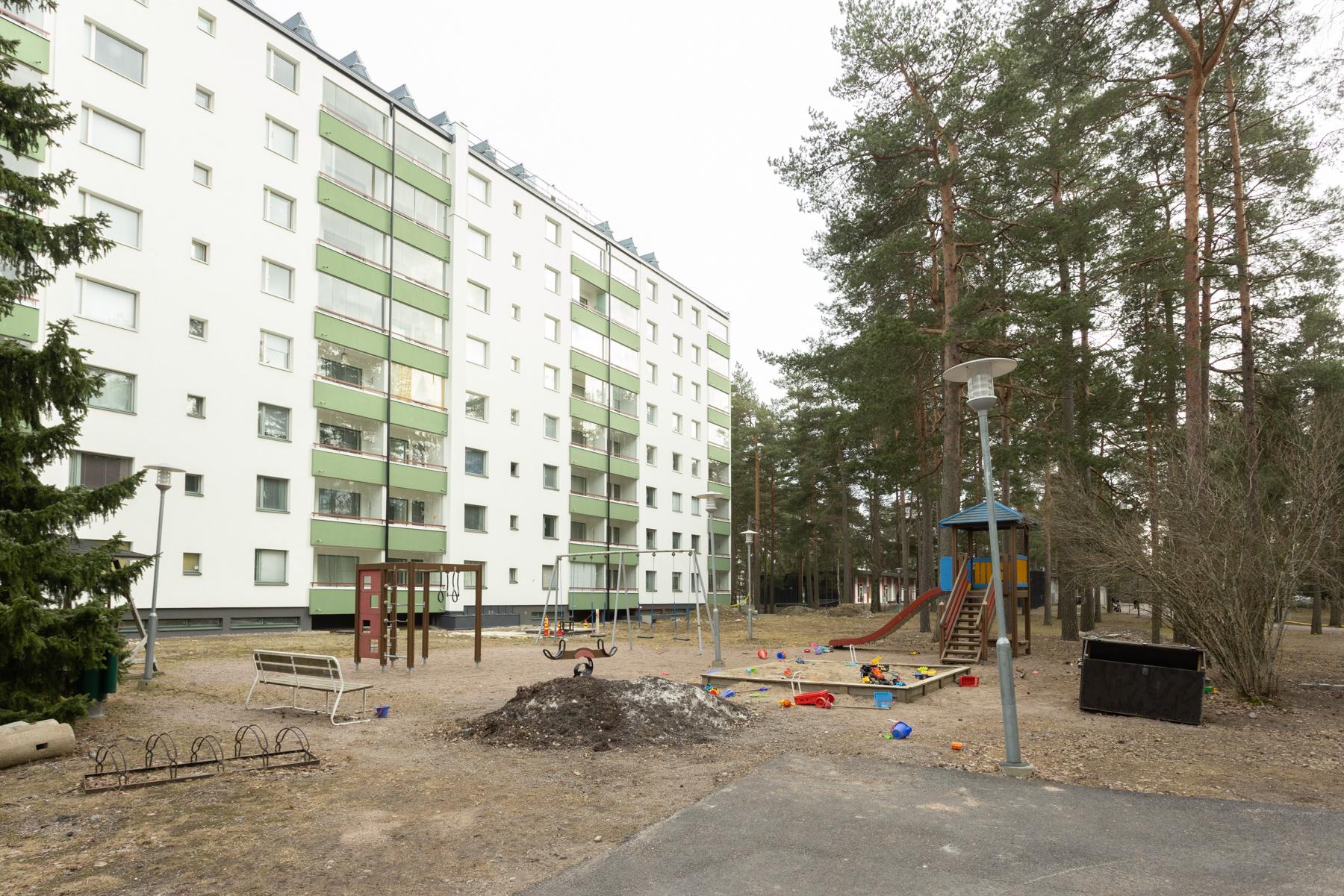 Lasten leikkipaikka Tmt.3 A- ja B-talon välissä