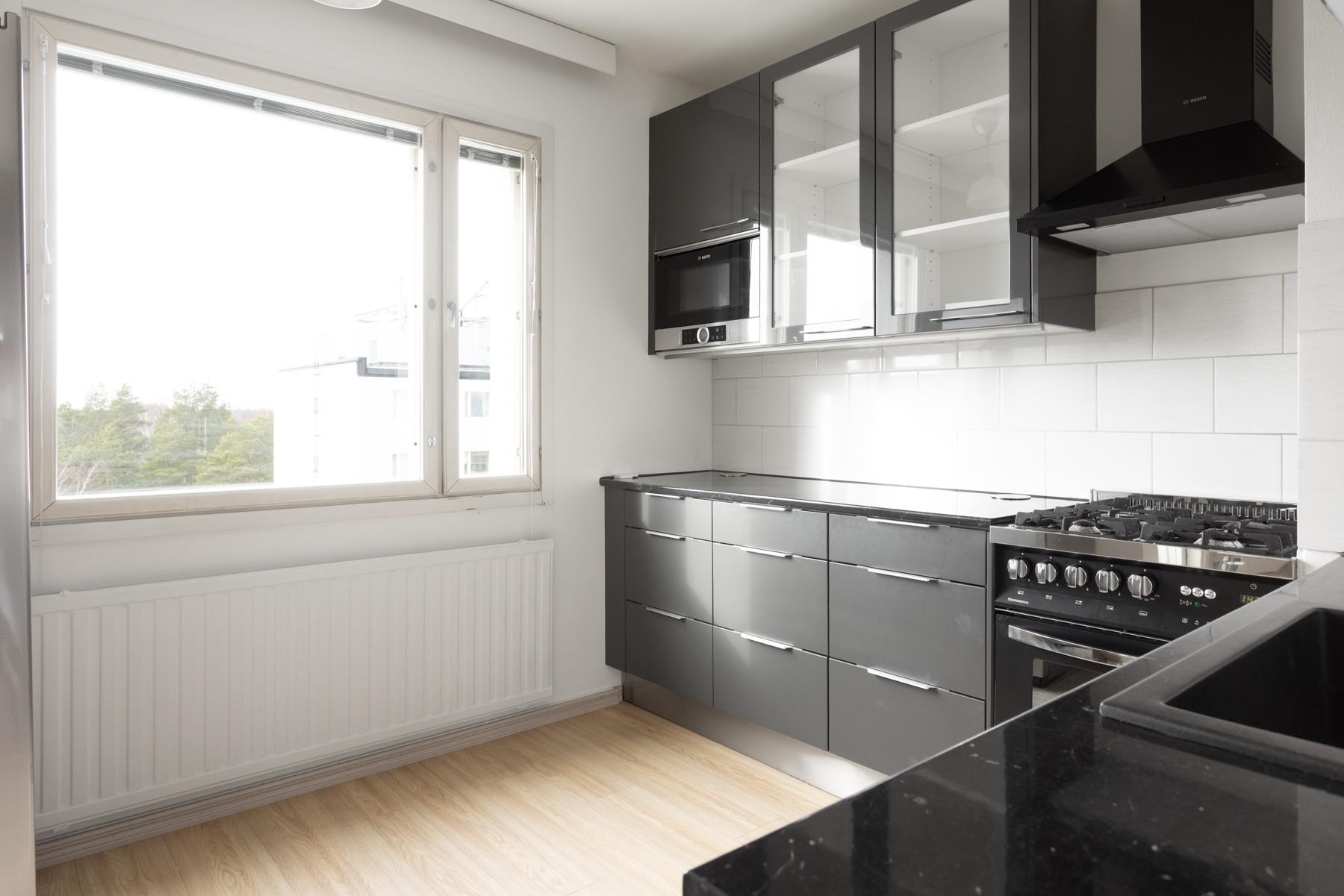 Keittiöön tulvii valoa isosta ikkunasta