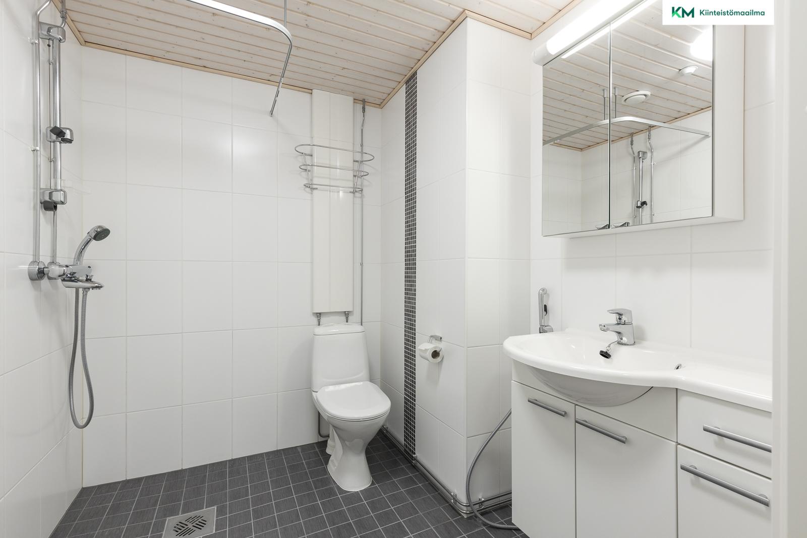 Yläkerran kylpyhuone