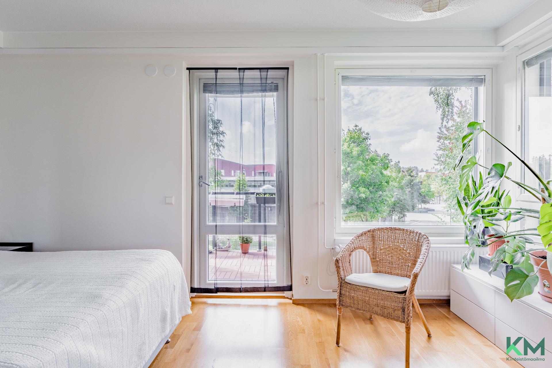 1. kerroksen makuuhuone, josta käynti parvekkeelle