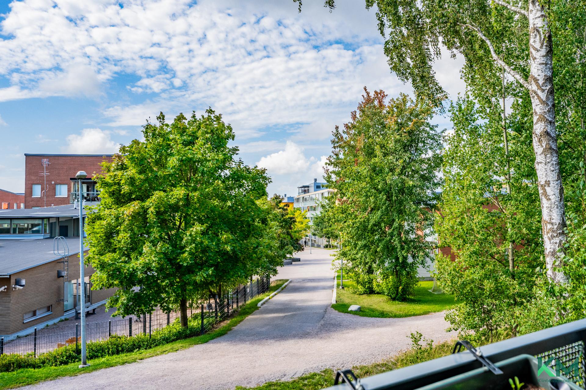 Näkymät 1. kerroksen parvekkeelta