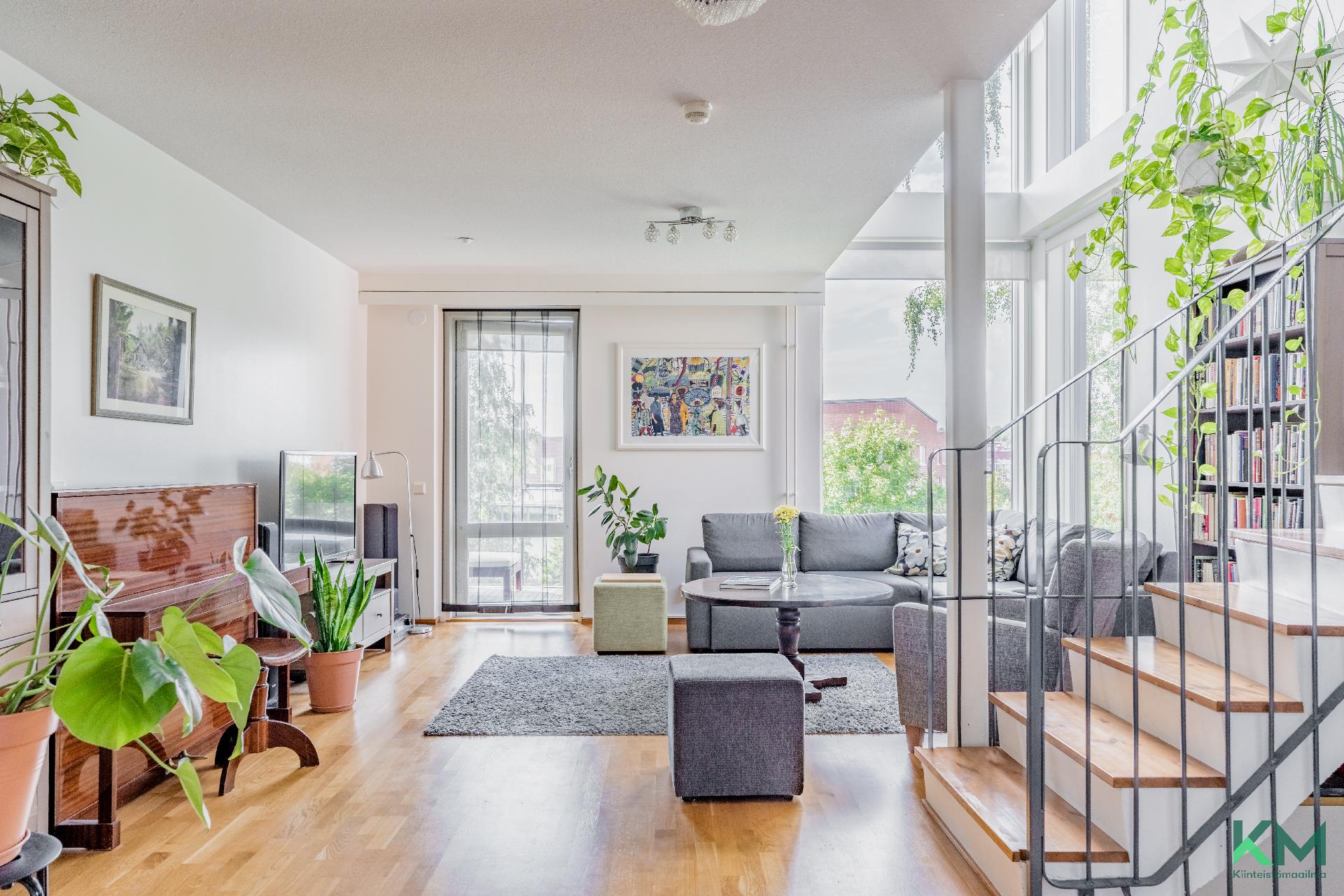 Olohuone osittain korkeaa tilaa