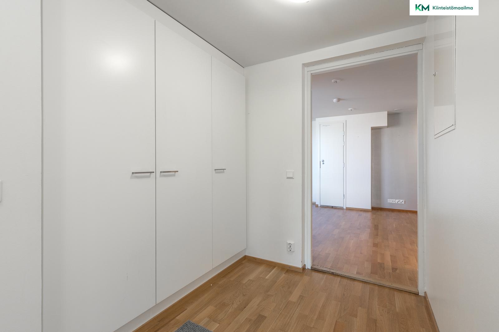 Eteisessä vaatekaappeja