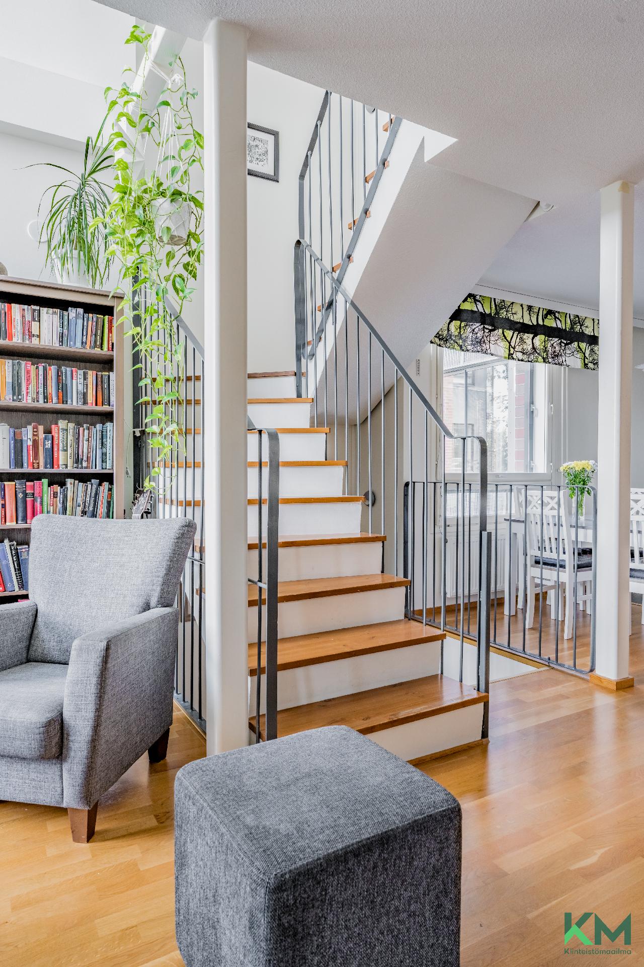 Portaikko yläkertaan