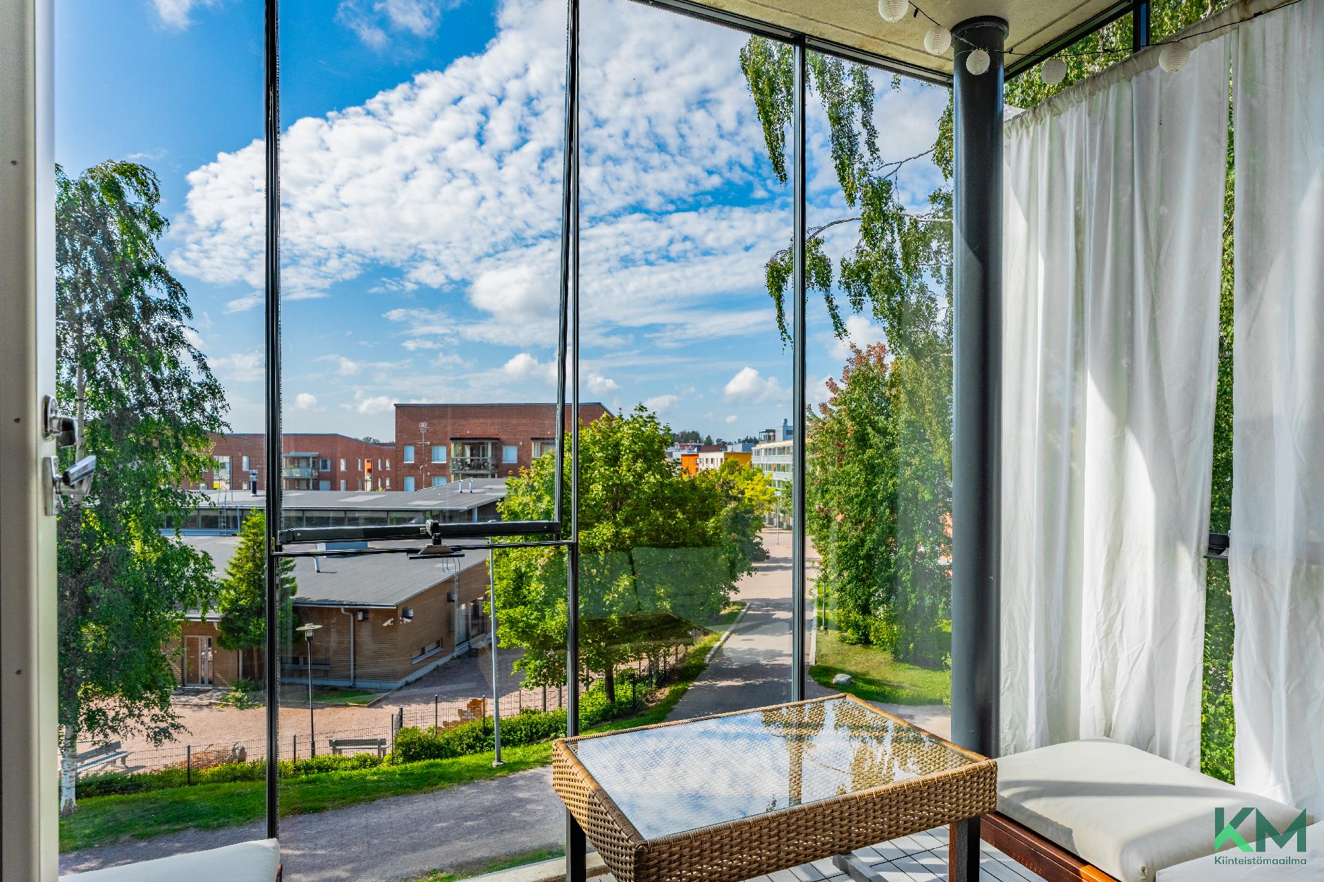 Keskikerroksen lasitettu parveke