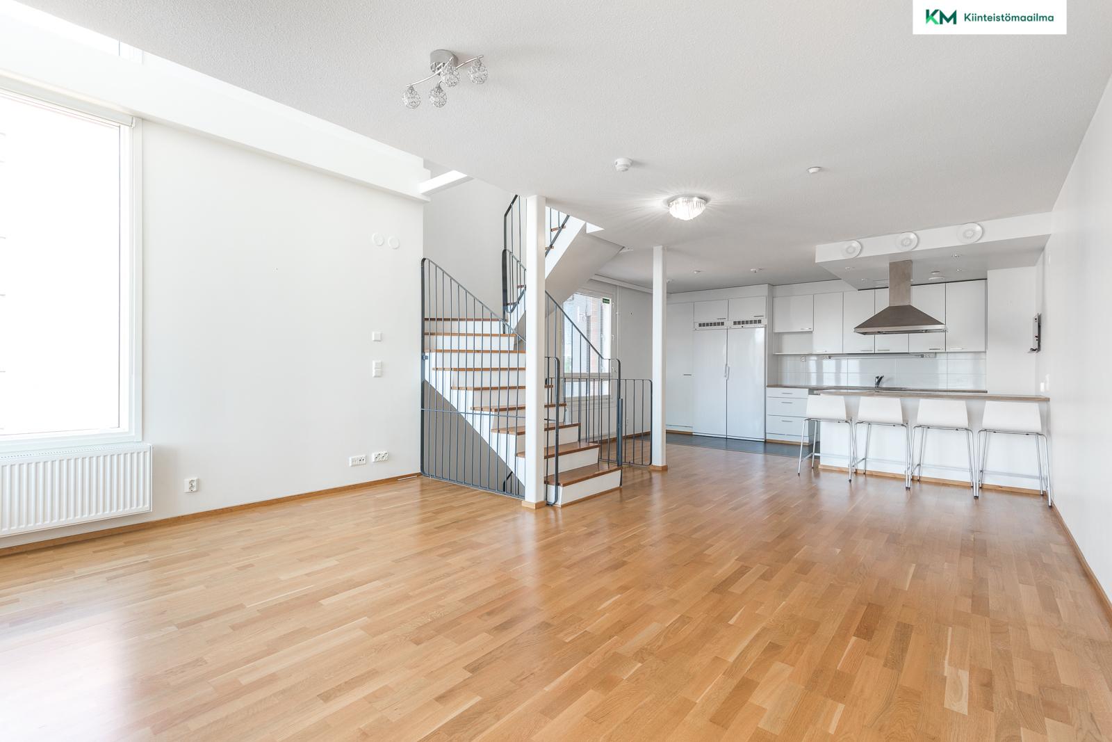 Olohuone ja keittiö kalustamattomana