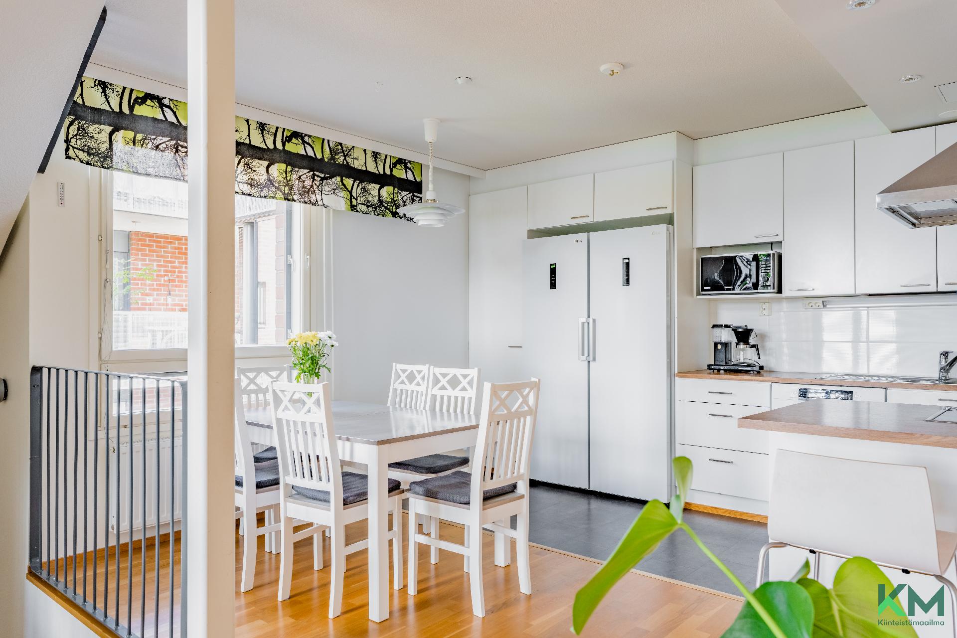 Keittiössä hyvin tilaa ruokapöydälle