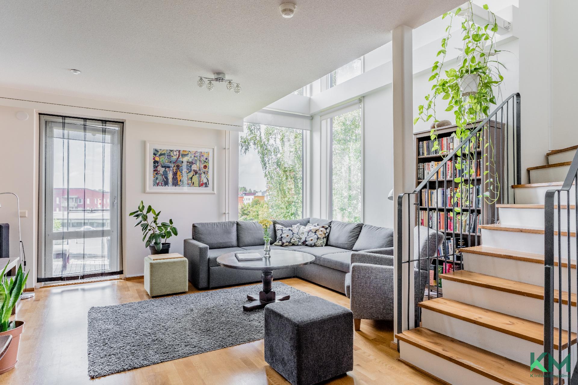 Olohuone, osittain korkeaa avaraa tilaa