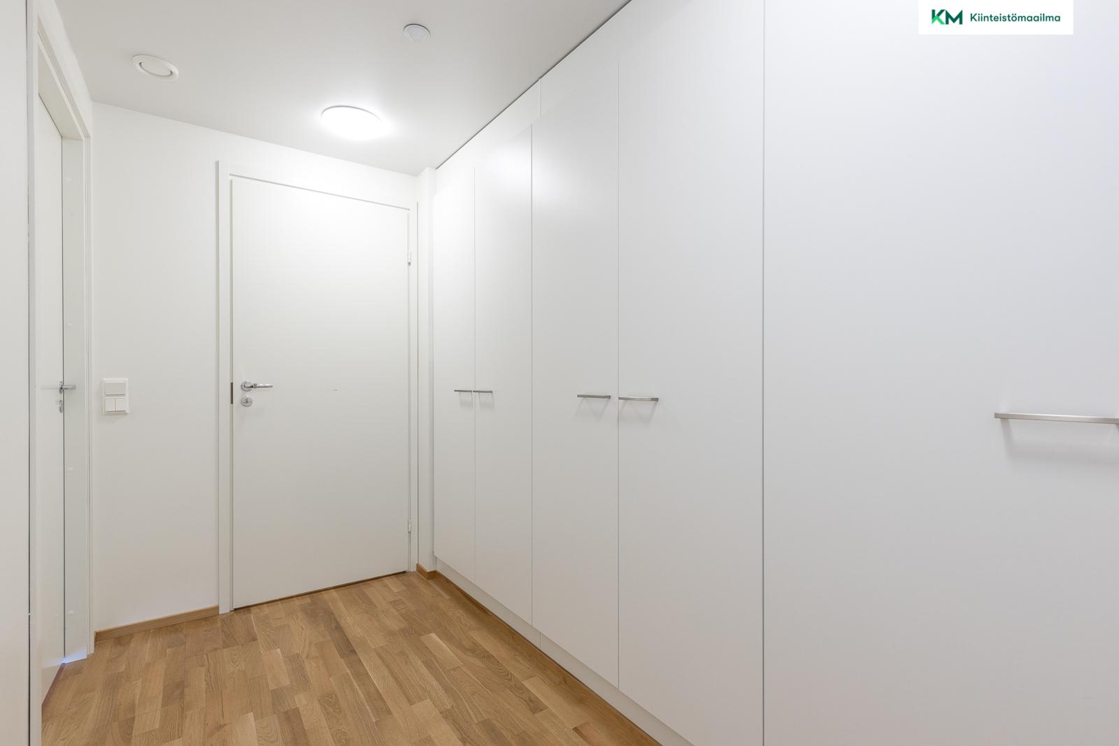 Tilava vaatehuone yläkerrassa