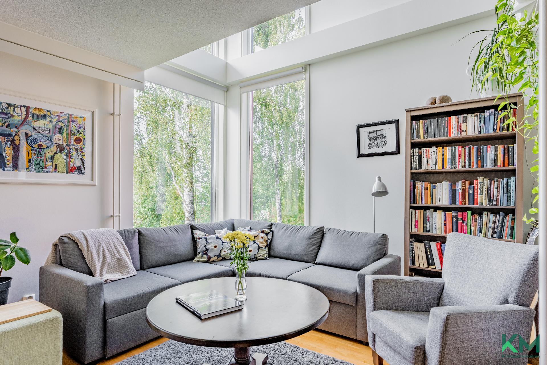 Olohuoneessa takkavaraus, kirjahyllyn kohdalla