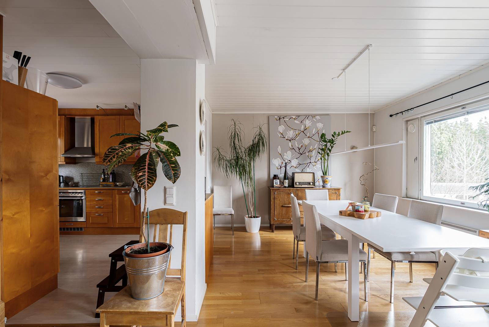 Keittiö vasemmalla, ruokailutila oikealla