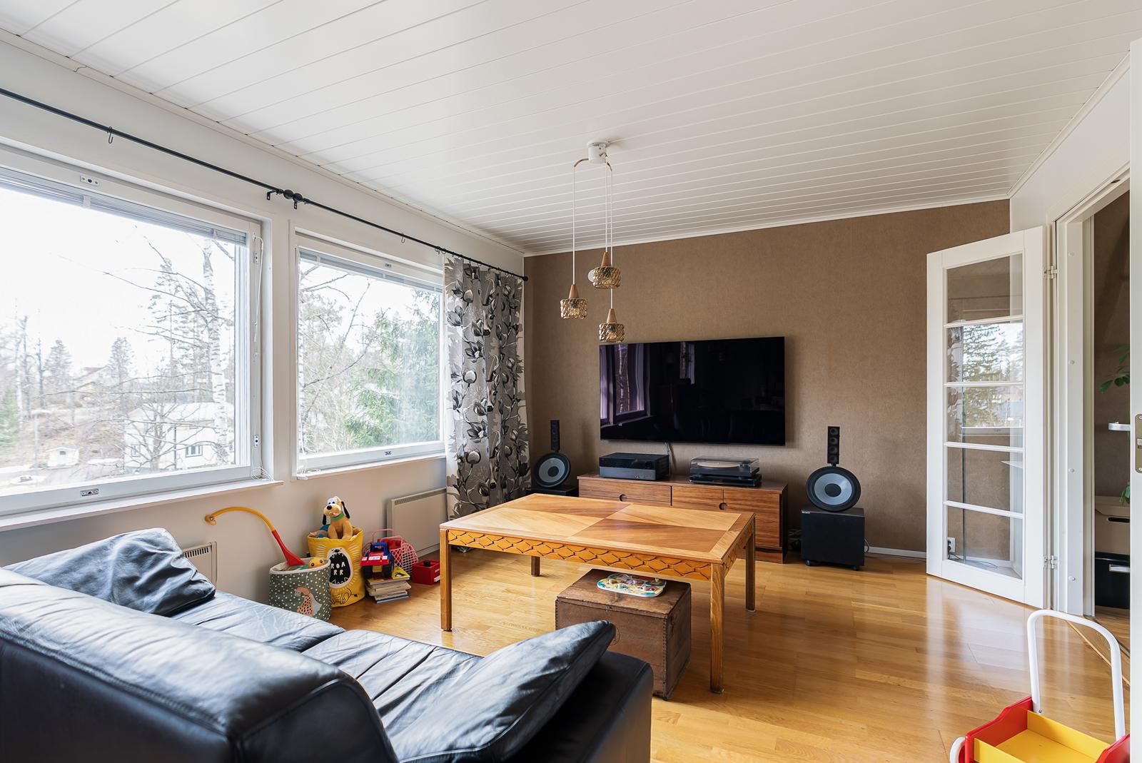 Olohuone, josta käynti keskikerroksen makuuhuoneeseen