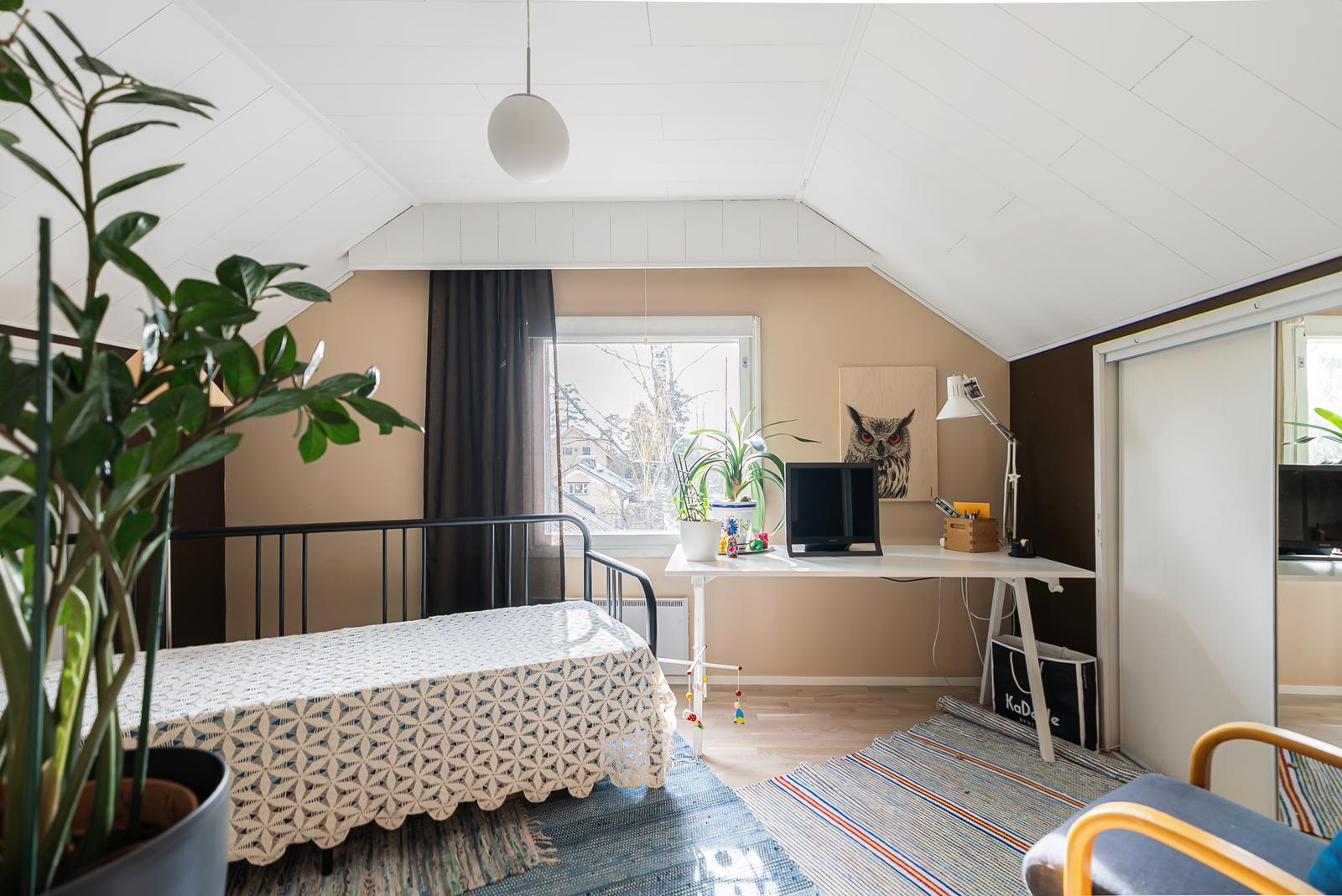 Toinen yläkerran makuuhuone. 