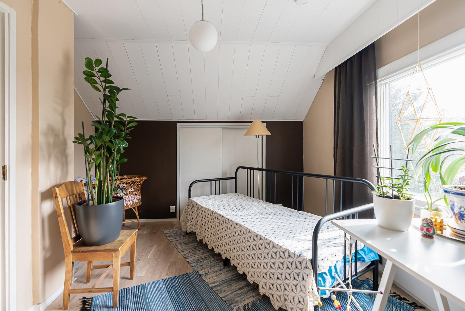 Portaikko, jossa uusi ilmalämpöpumppu