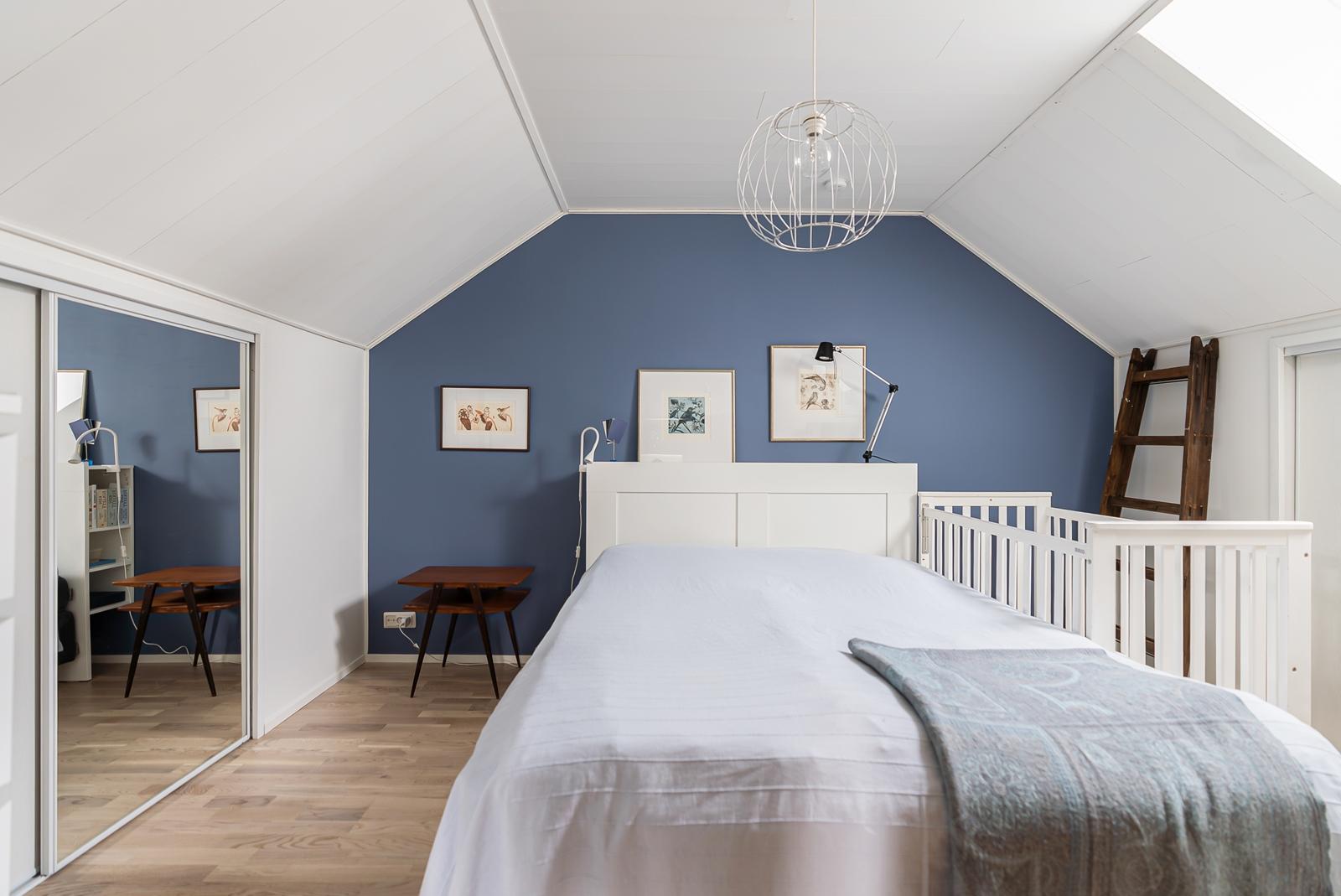 Toinen yläkerran makuuhuoneista. Molemmissa kaksi vaatehuonetta