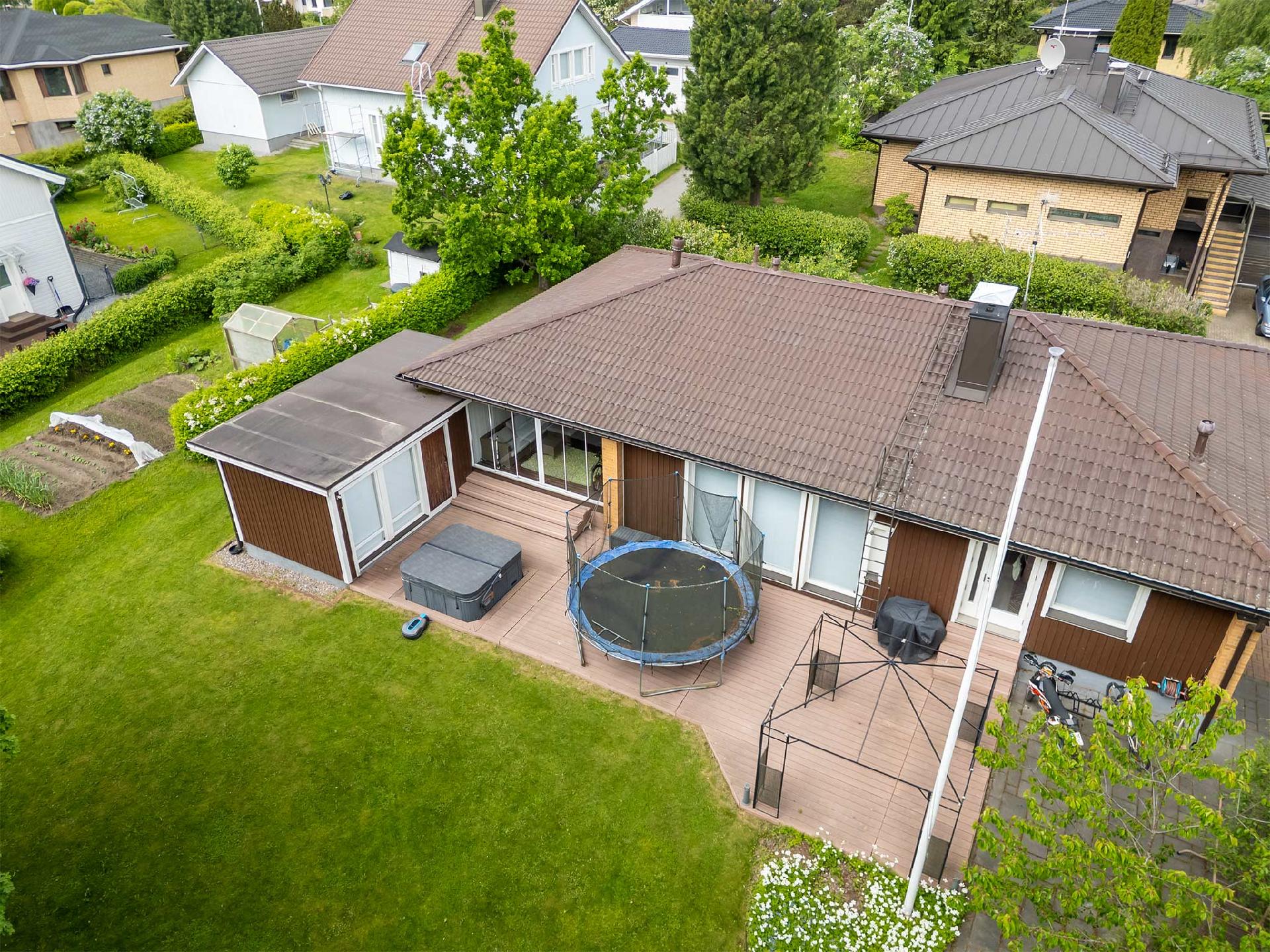 Upea iso terassi ja piha etelään