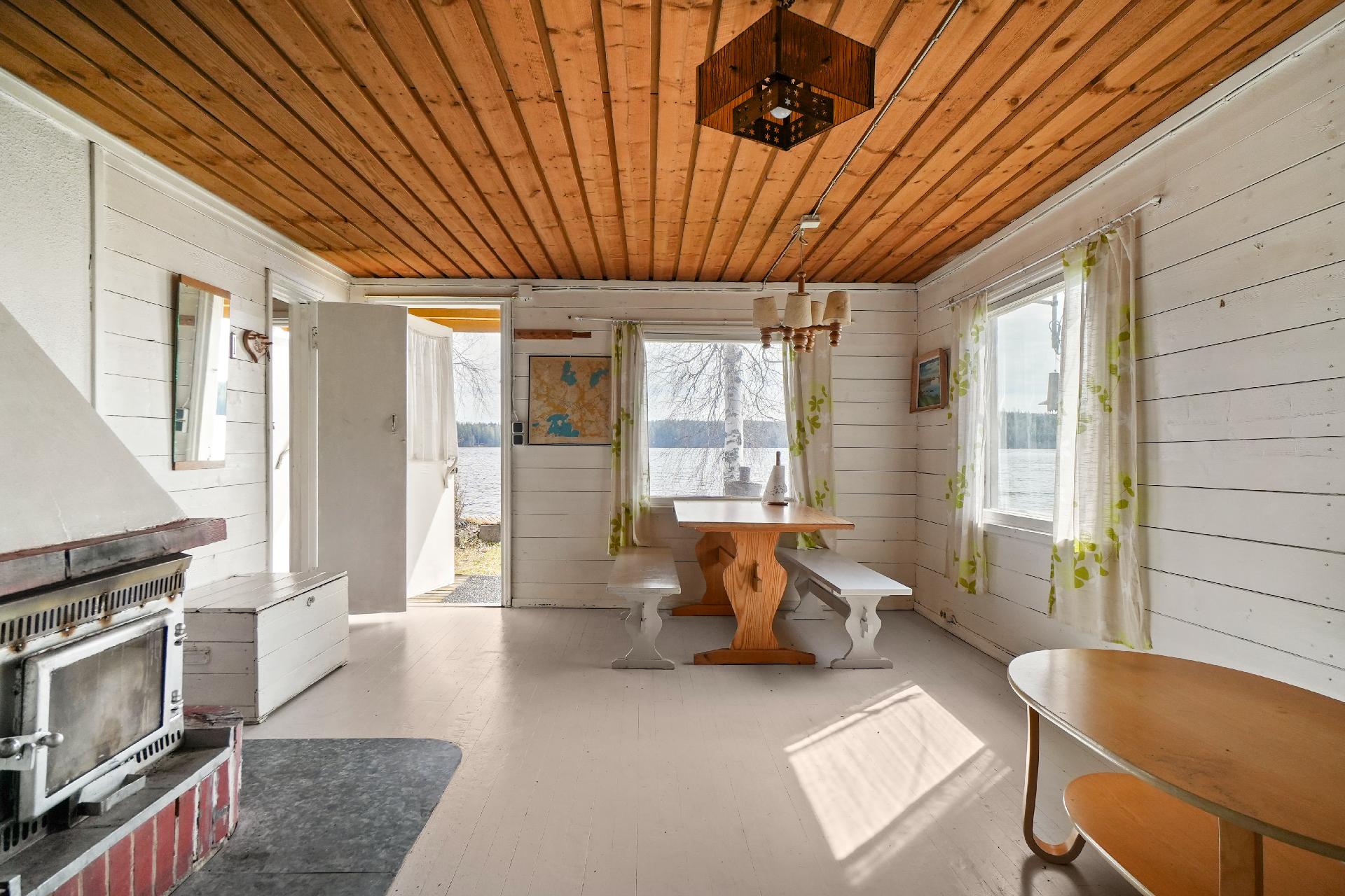 Näkymä keittiöstä tupaan päin