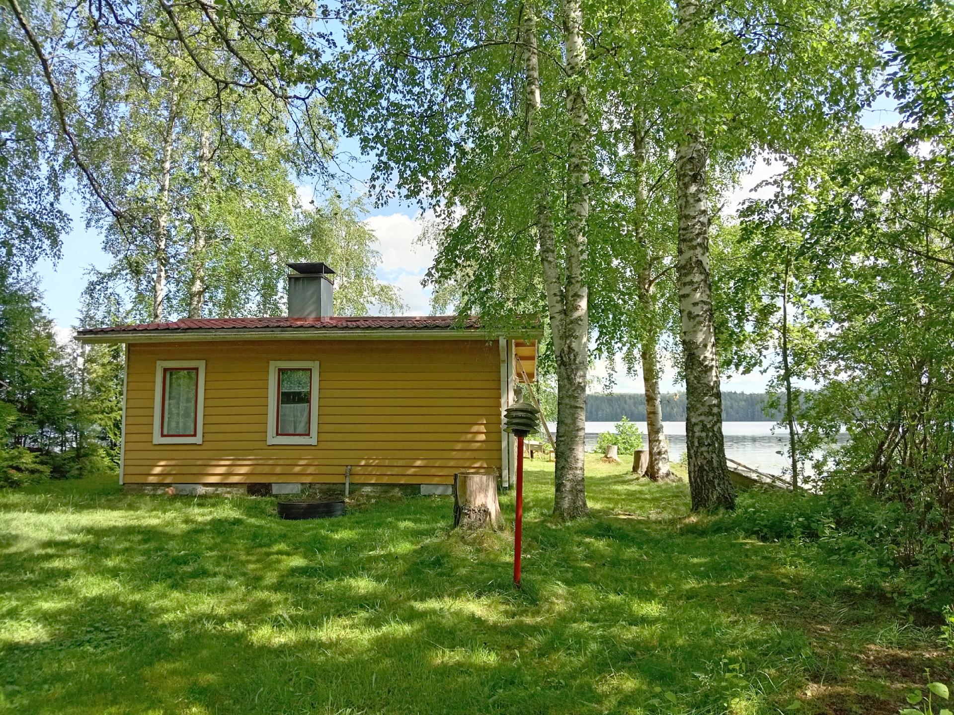 Saunamökki on lähellä rantaa