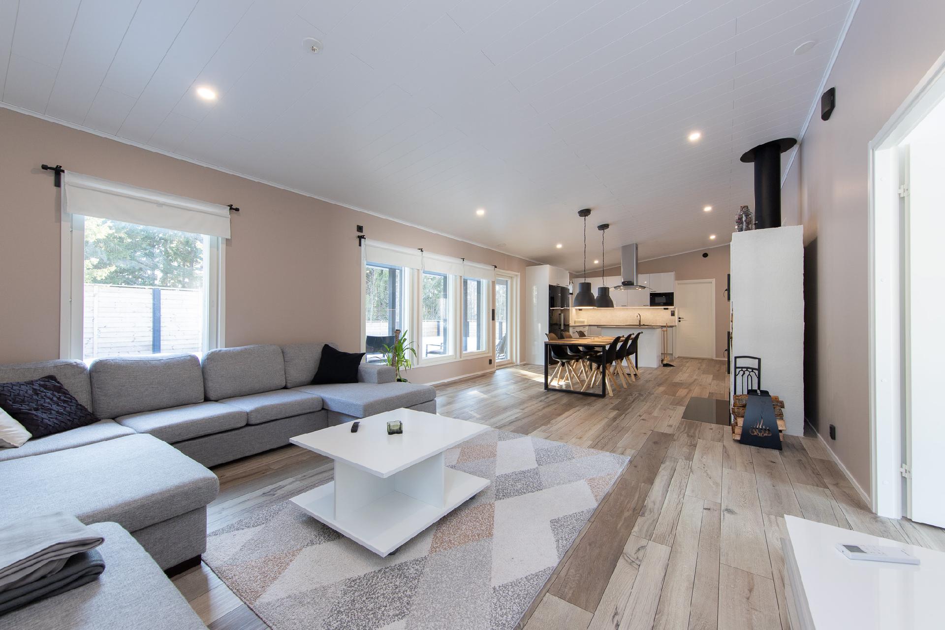 olohuone, taustalla ruokailutila ja keittiö