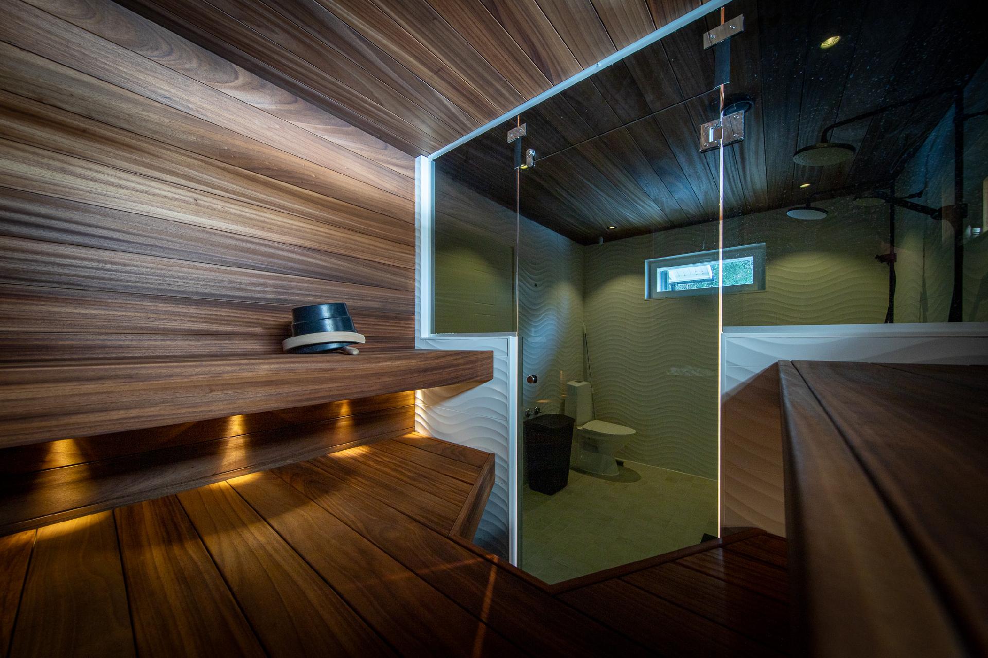saunan ja kylpyhuoneen välissä lasiseinä