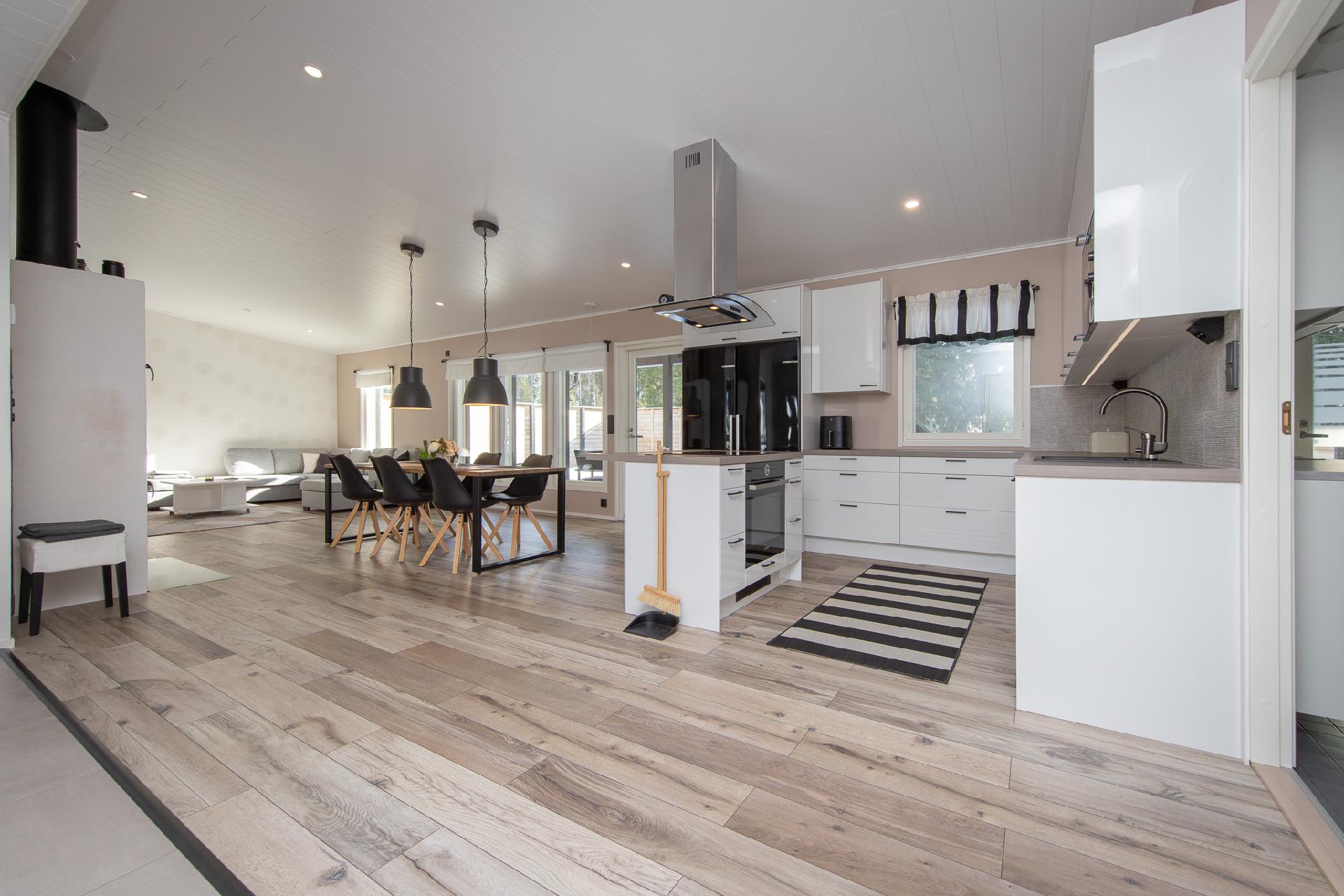 keittiö ja olohuone