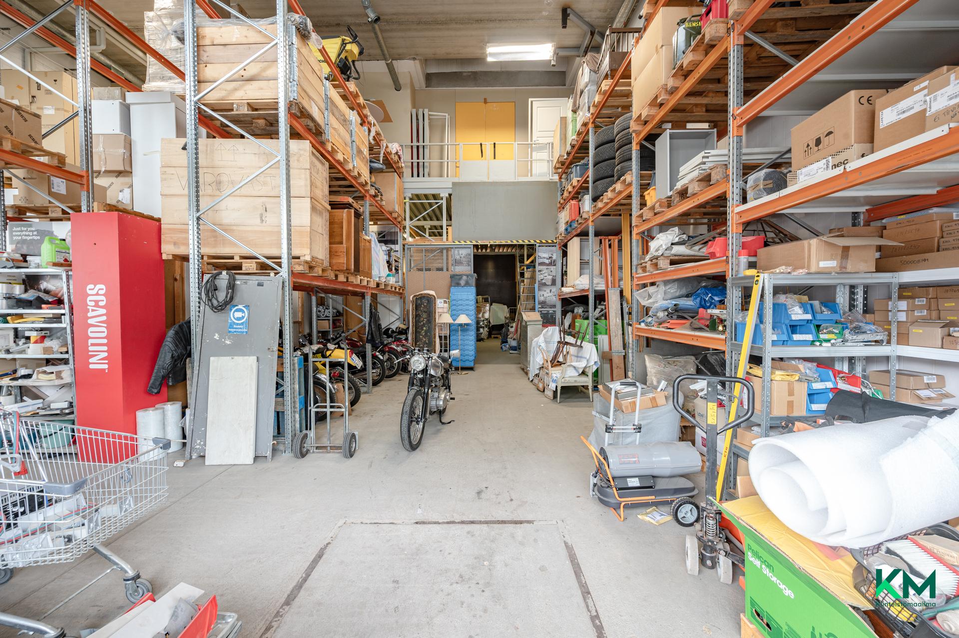Varastotilaa, jossa korkeus n.7,5m